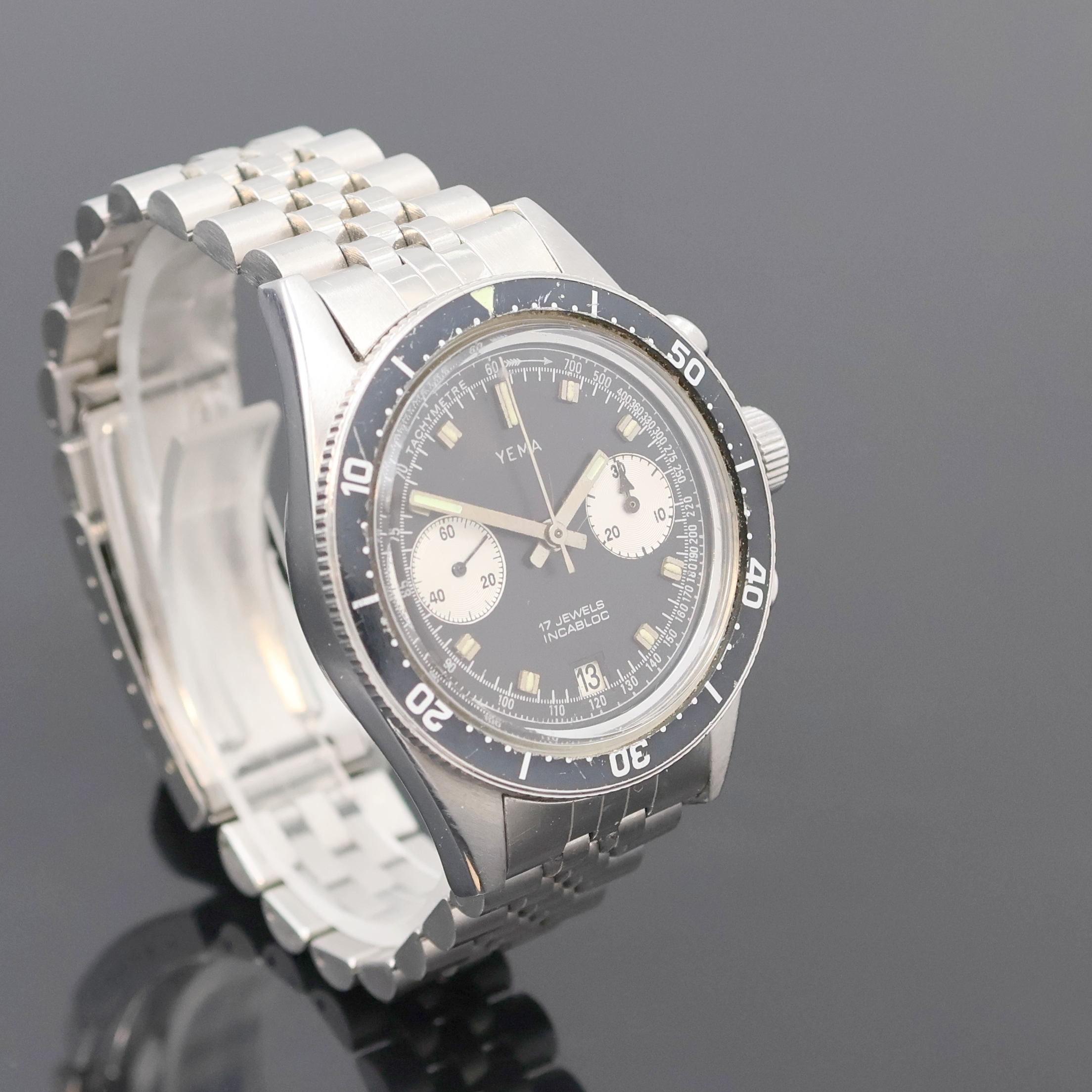 Detail b: YEMA Armbandchronograph in Stahl, Schweiz um 1970, Handaufzug, Boden verschr., neutr. Gliederband m. Faltschl., Lünette m. 60er Teil. beids. drehb., ...