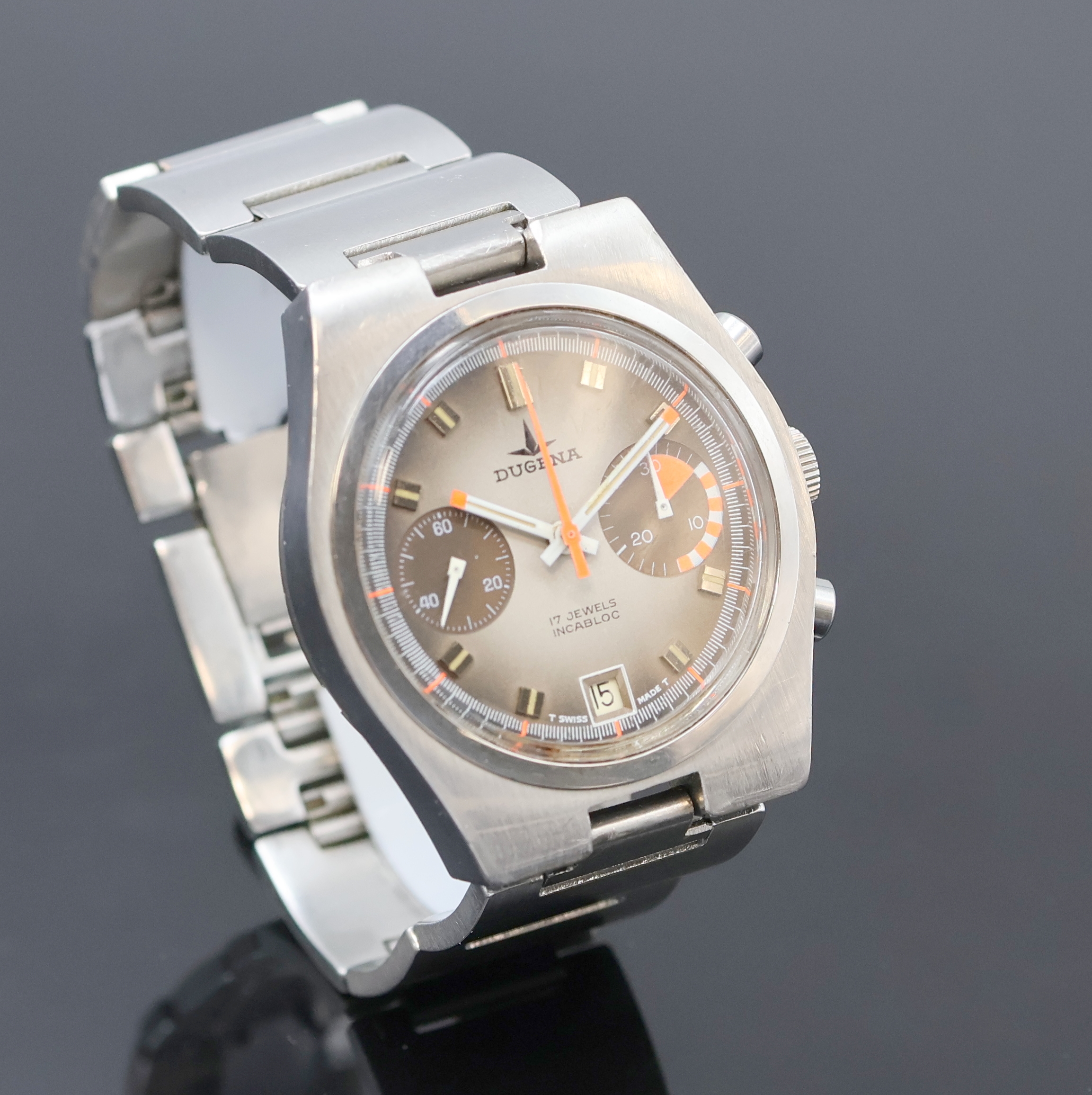 Detail b: DUGENA Armbandchronograph Referenz 157, Schweiz um 1970, Handaufzug, Edelstahlgeh. inkl. Stahlband, Boden m. Widmung verschr., Fume-Zifferbl. m. ...