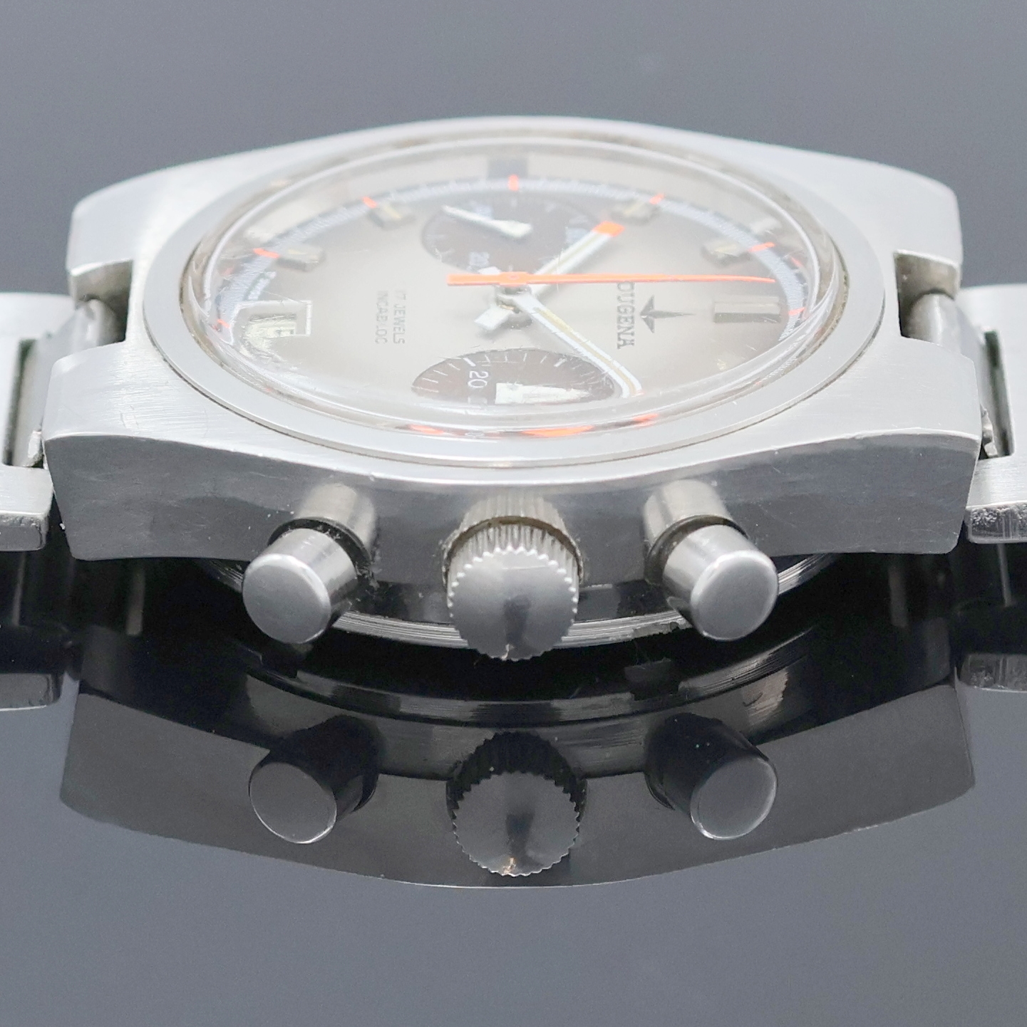 Detail d: DUGENA Armbandchronograph Referenz 157, Schweiz um 1970, Handaufzug, Edelstahlgeh. inkl. Stahlband, Boden m. Widmung verschr., Fume-Zifferbl. m. ...