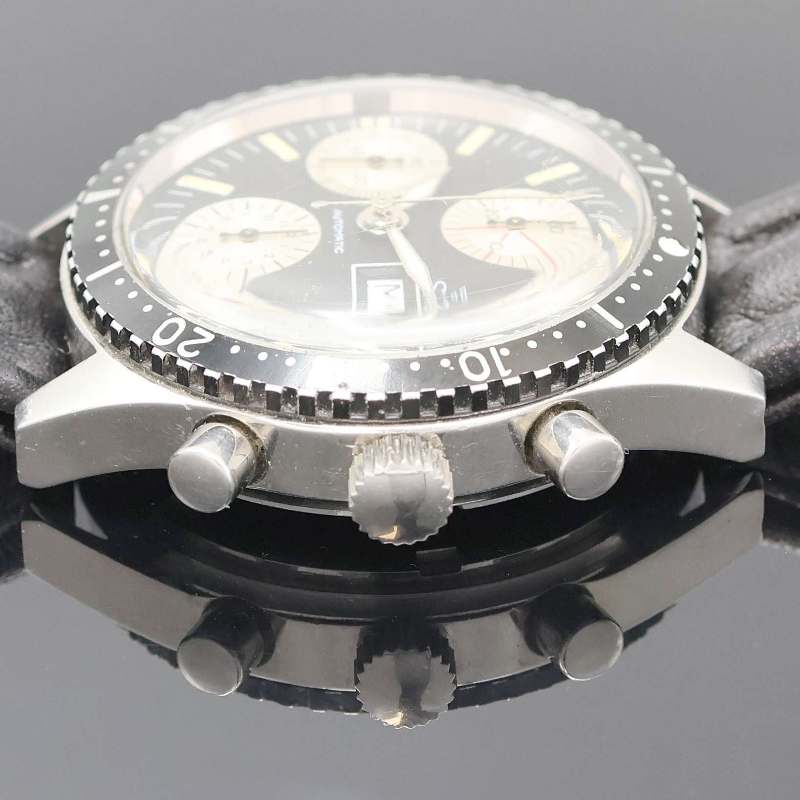 Detail c: SABINA Armbandchronograph in Stahl, Schweiz um 1970, Automatik, Boden verschr., Lünette m. 60er Teil. beids. drehb., schwarzes Zifferbl. m. ...