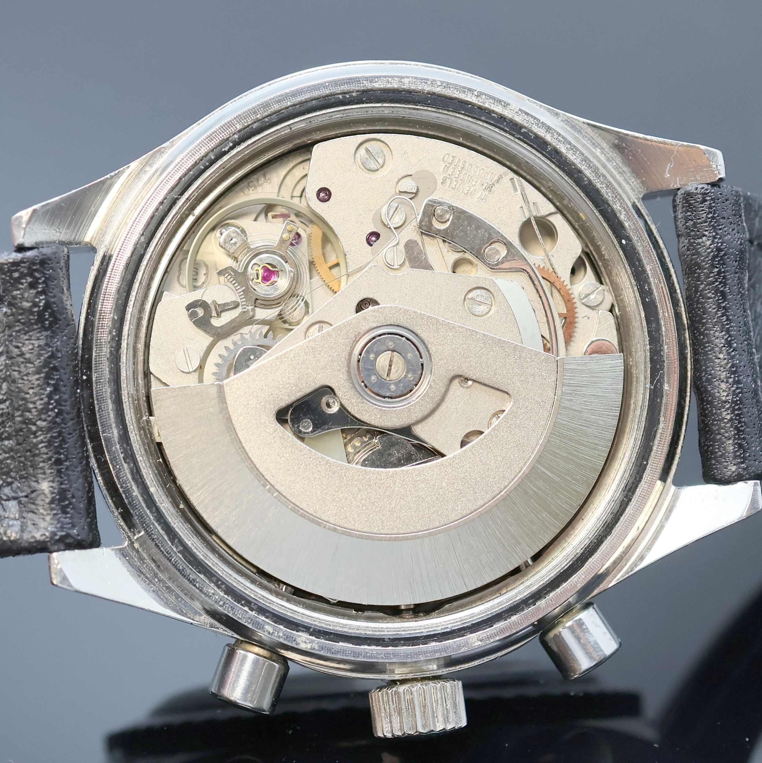 Detail f: SABINA Armbandchronograph in Stahl, Schweiz um 1970, Automatik, Boden verschr., Lünette m. 60er Teil. beids. drehb., schwarzes Zifferbl. m. ...