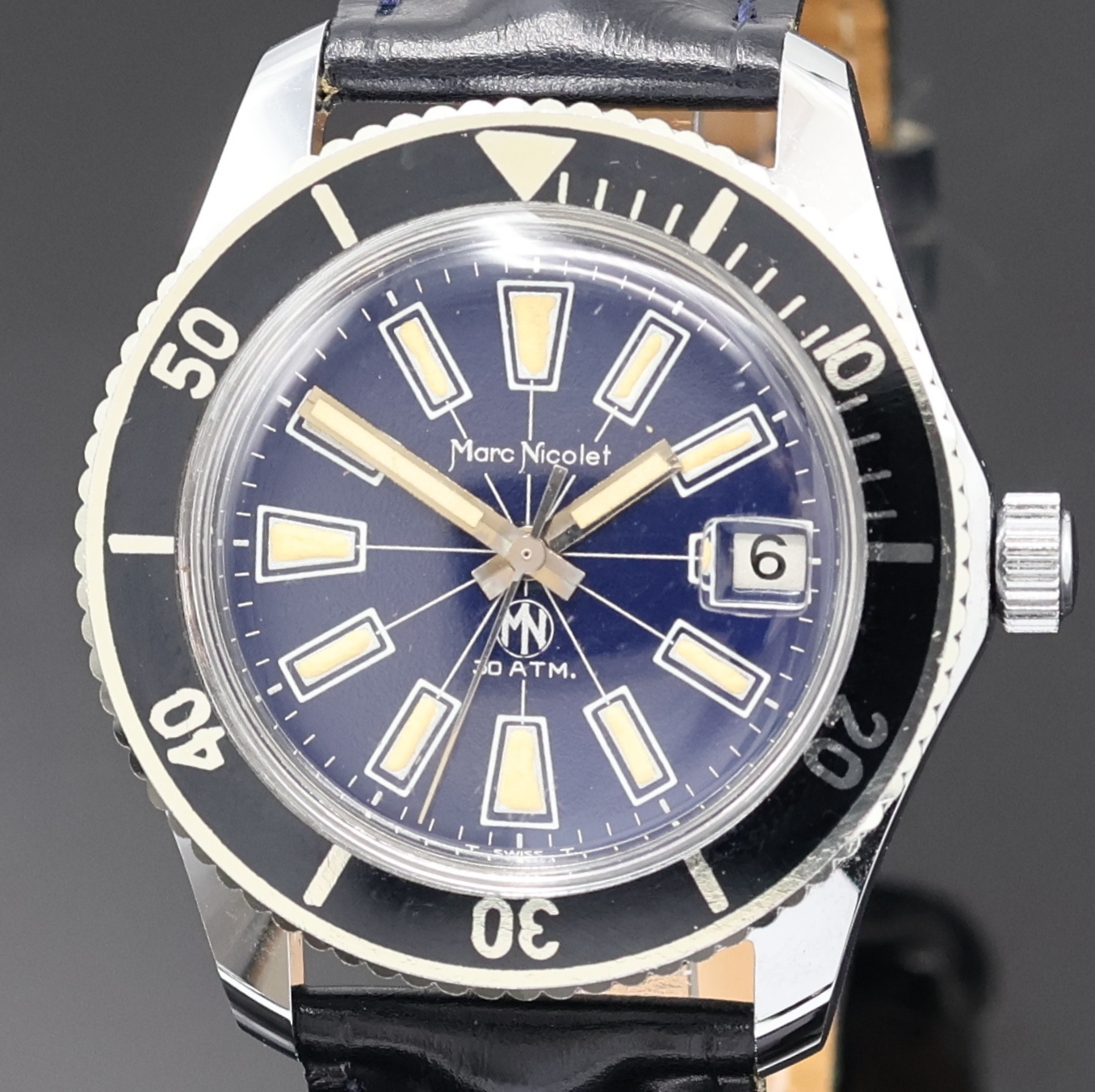 Detail a: MARC NICOLET verchromte Armbanduhr, Schweiz um 1970, Automatik, Stahlboden verschr., Lünette m. 60er teil. beids. drehb., dunkelblaues Zifferbl. m. ...