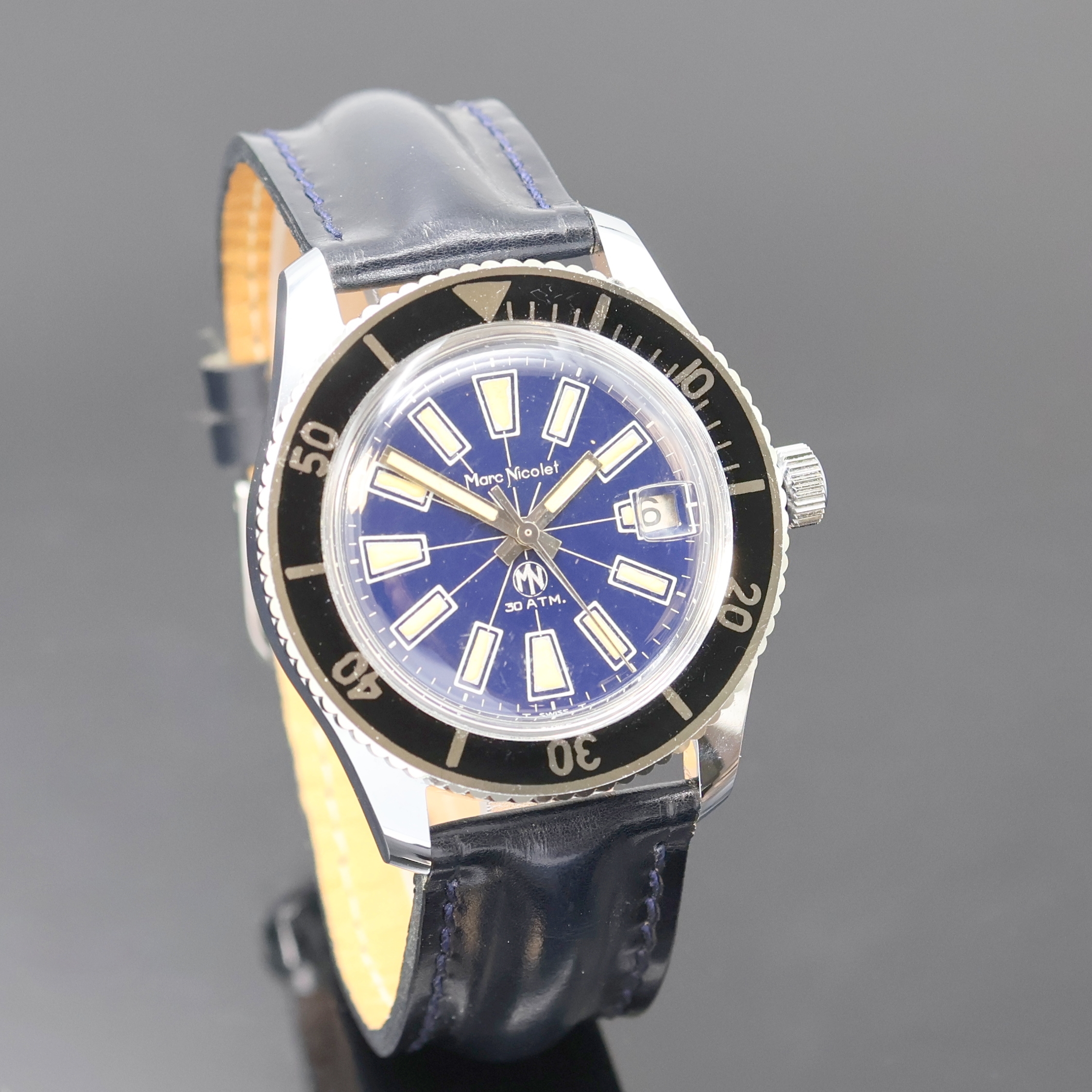 Detail b: MARC NICOLET verchromte Armbanduhr, Schweiz um 1970, Automatik, Stahlboden verschr., Lünette m. 60er teil. beids. drehb., dunkelblaues Zifferbl. m. ...