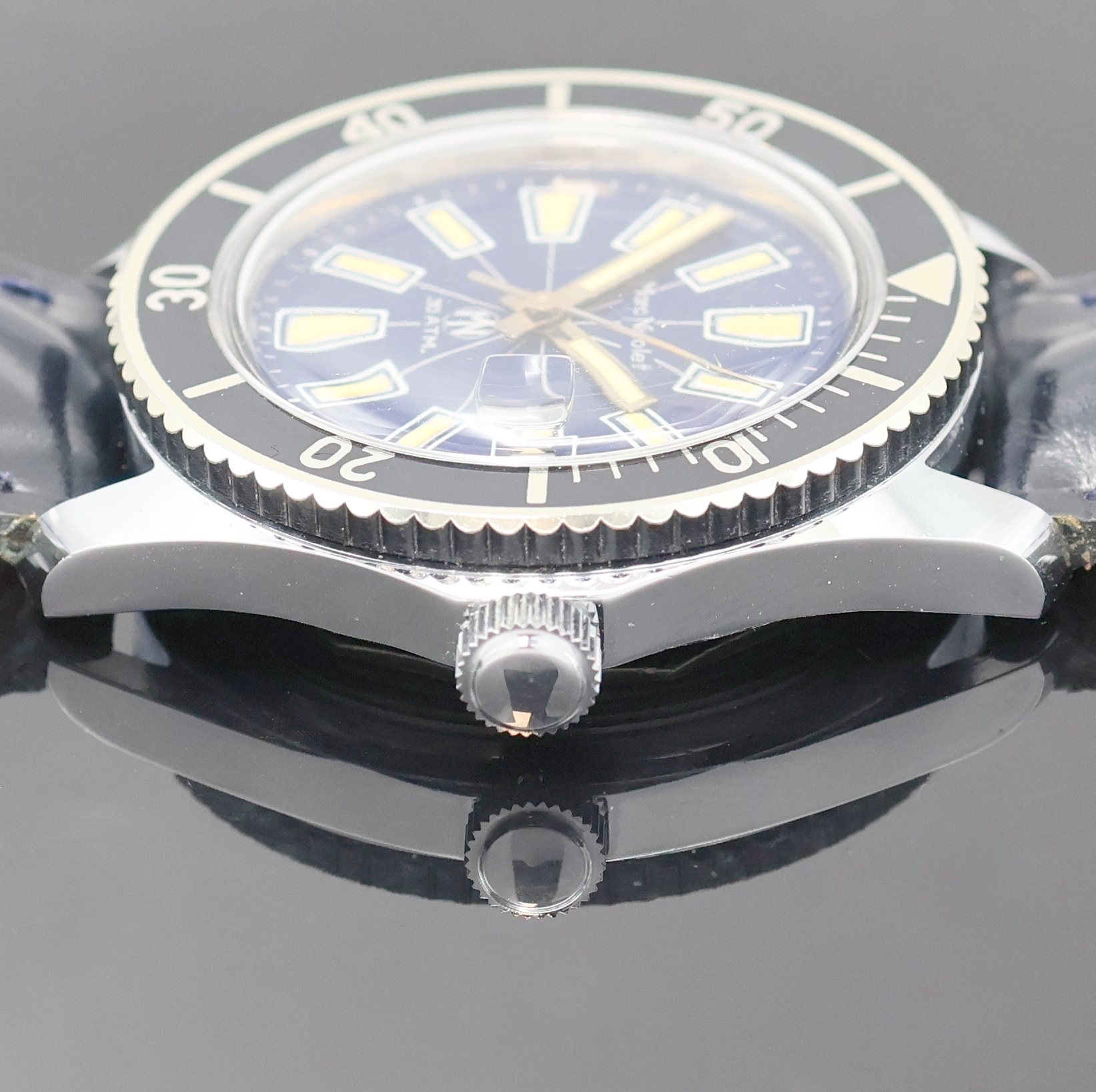 Detail c: MARC NICOLET verchromte Armbanduhr, Schweiz um 1970, Automatik, Stahlboden verschr., Lünette m. 60er teil. beids. drehb., dunkelblaues Zifferbl. m. ...