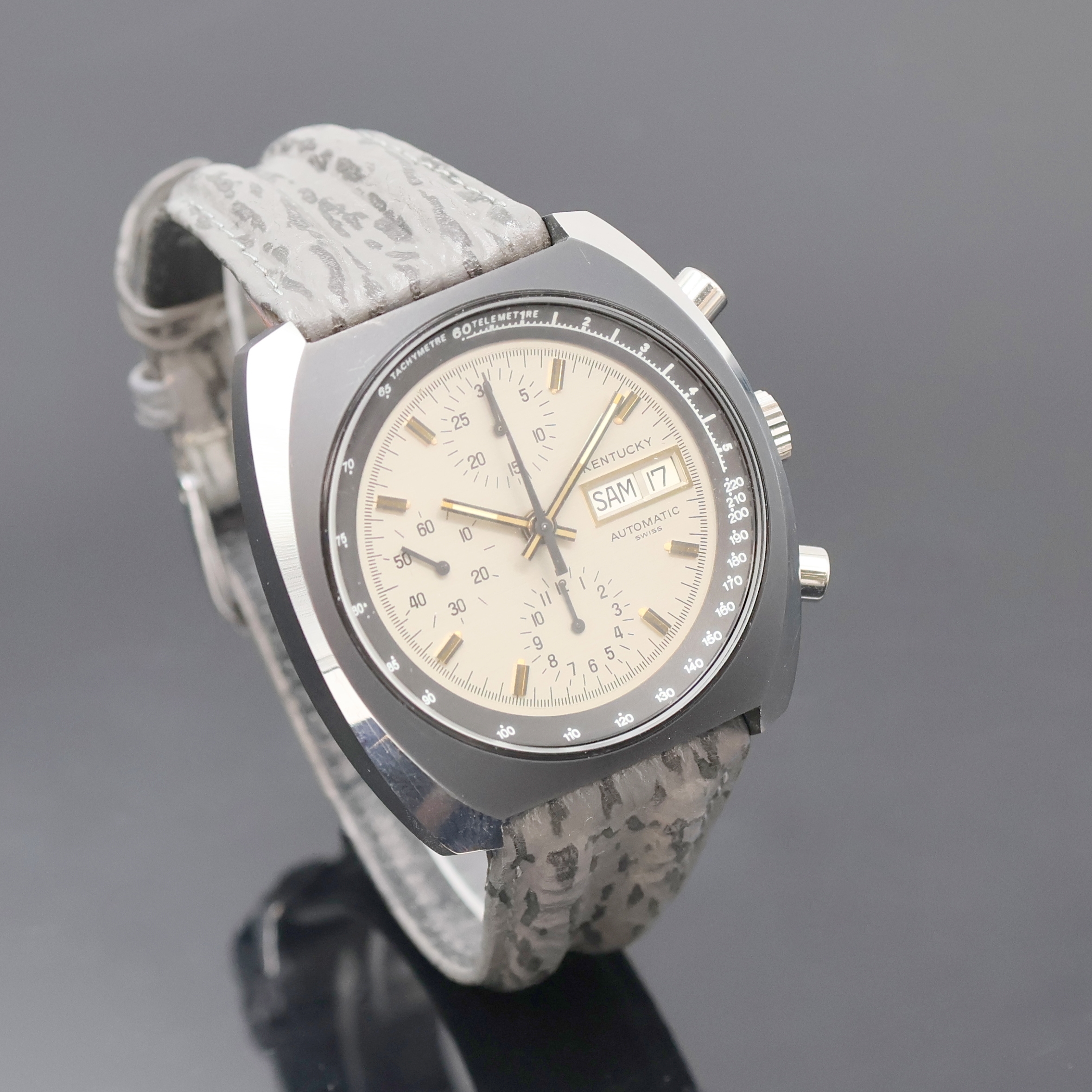 Detail b: Armbandchronograph bezeichnet Kentucky, Schweiz um 1975, Automatik, Edelstahlgeh. teils geschw., Boden verschr., silb. Zifferbl. m. aufges. ...