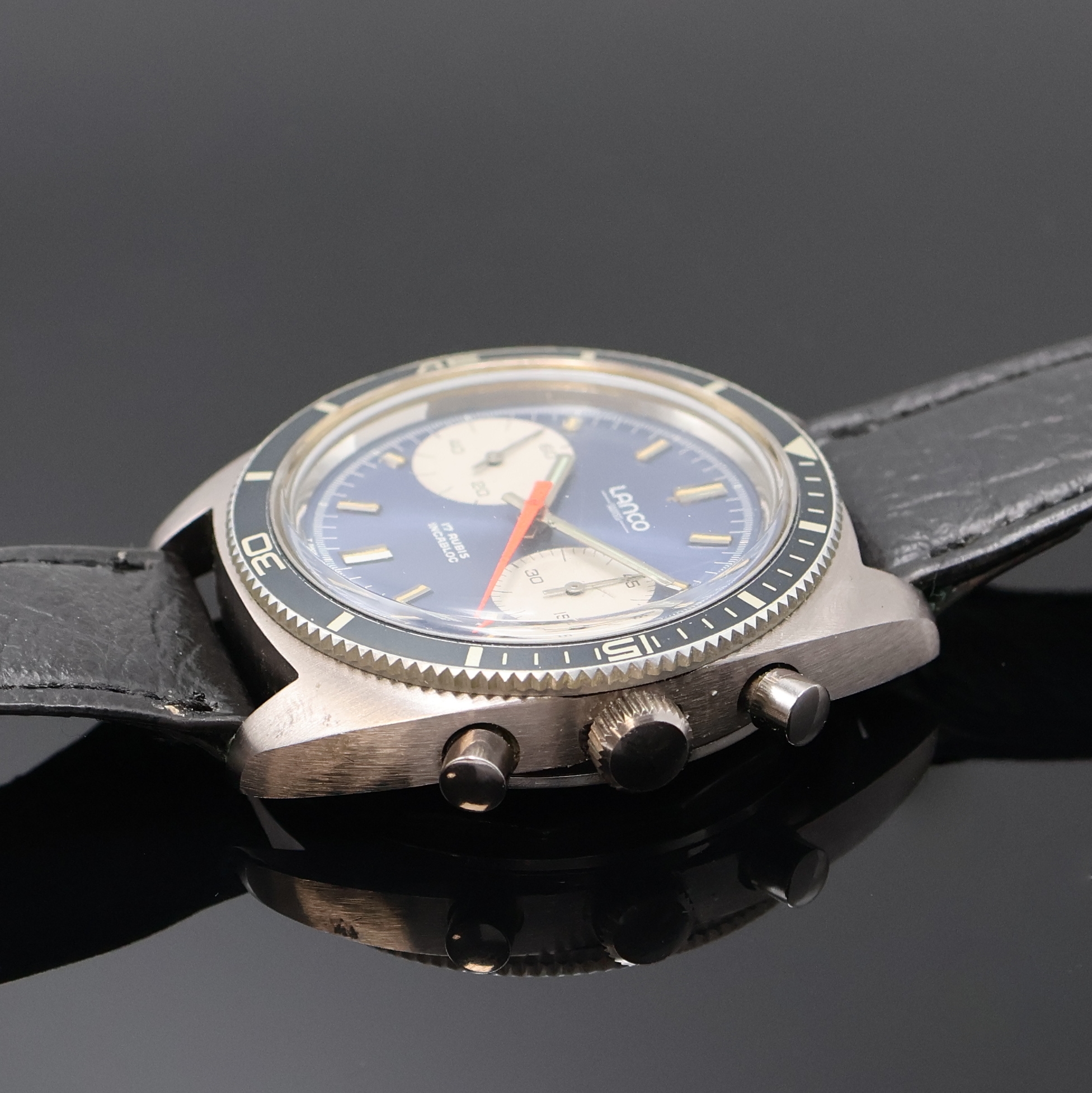Detail b: LANCO verchromter Armbandchronograph, Schweiz um 1970, Handaufzug, Stahlboden verschr., Lünette m. 60er teil. beids. drehb., blaues Zifferbl. m. ...