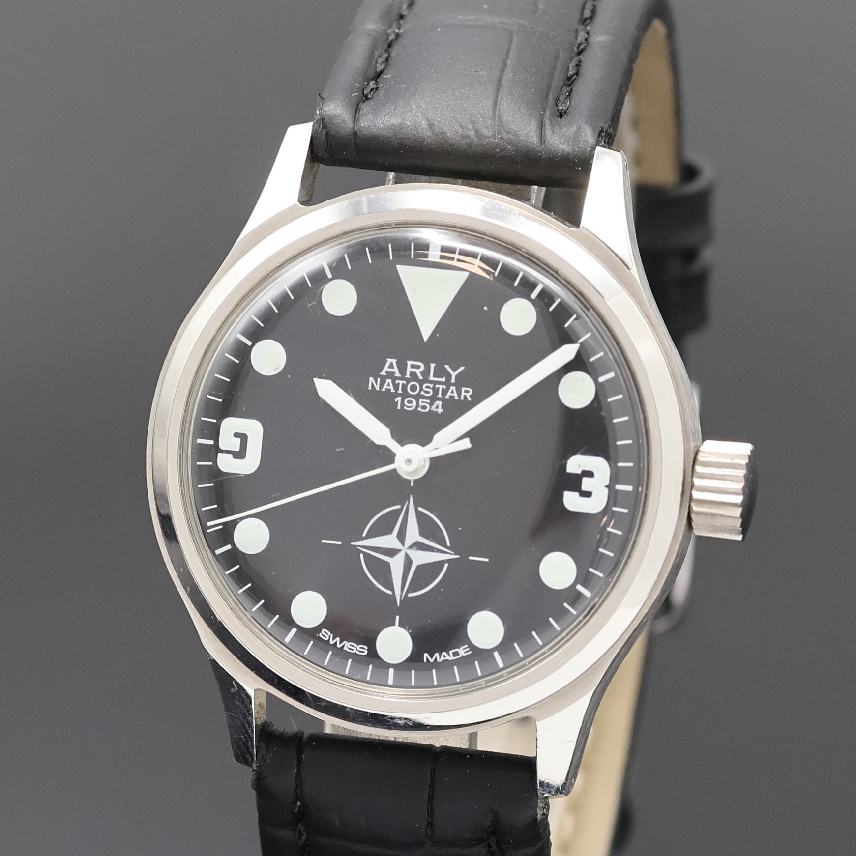 Detail a: ARLY Natostar Armbanduhr Referenz 16002, Schweiz um 1995, Handaufzug, Edelstahlgeh., Boden verschr., schwarzes Zifferbl. m. Leuchtind., weiße ...