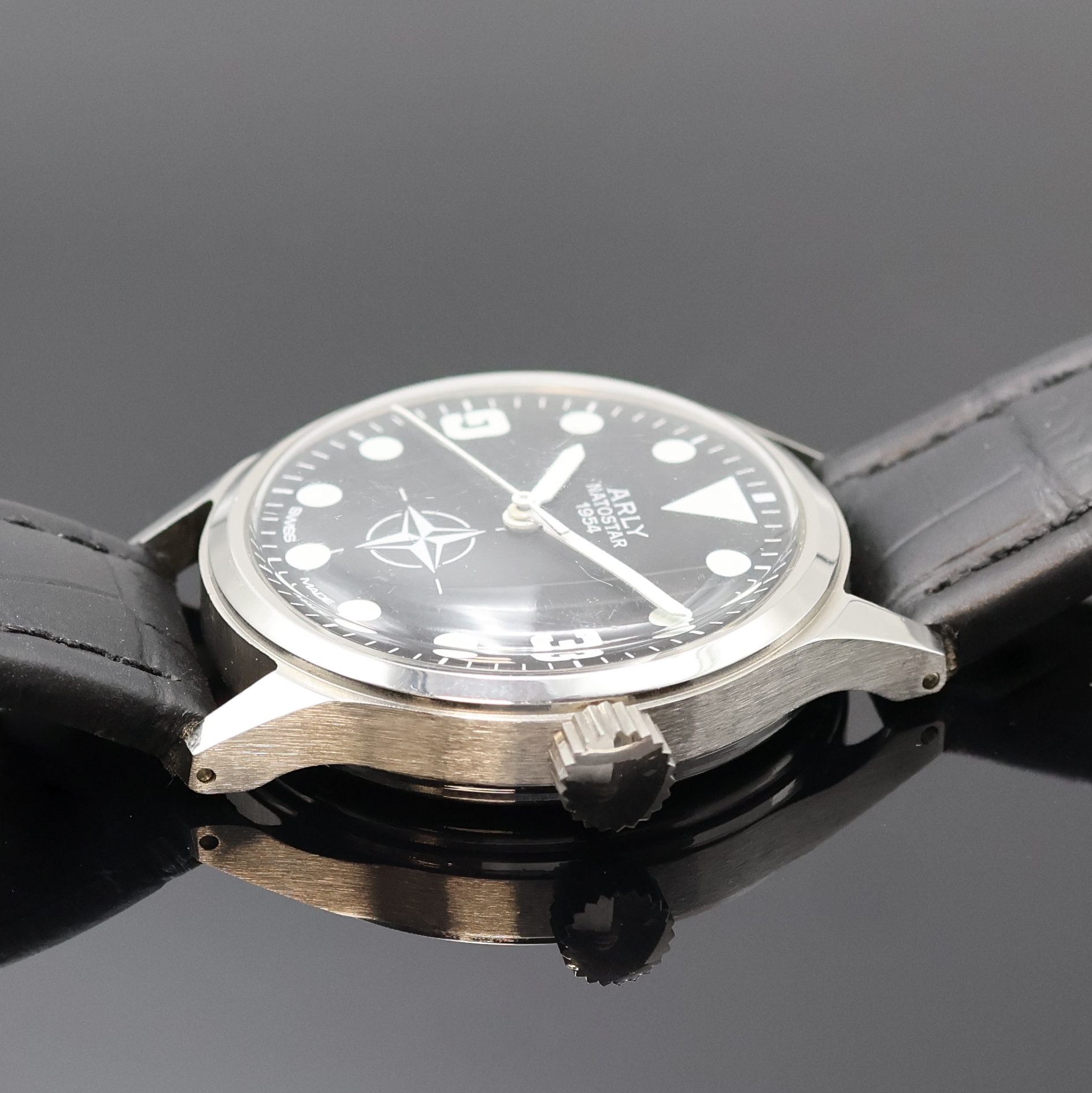 Detail b: ARLY Natostar Armbanduhr Referenz 16002, Schweiz um 1995, Handaufzug, Edelstahlgeh., Boden verschr., schwarzes Zifferbl. m. Leuchtind., weiße ...
