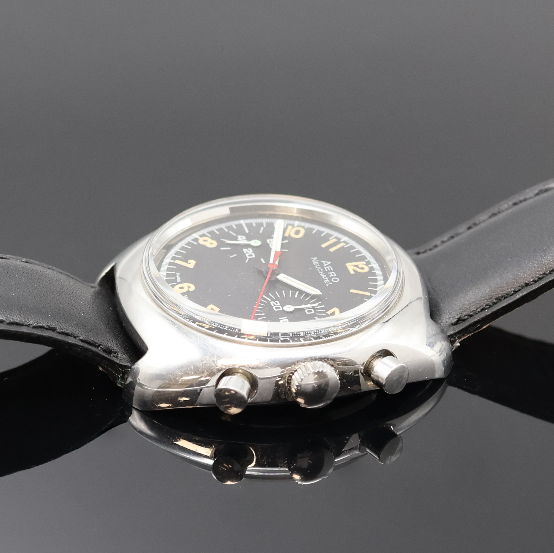 Detail b: AERO Neuchatel Armbandchronograph in Stahl, Schweiz um 1975, Handaufzug, Boden verschr., schwarzes Zifferbl. m. arab. Leuchtzahlen, weiße ...