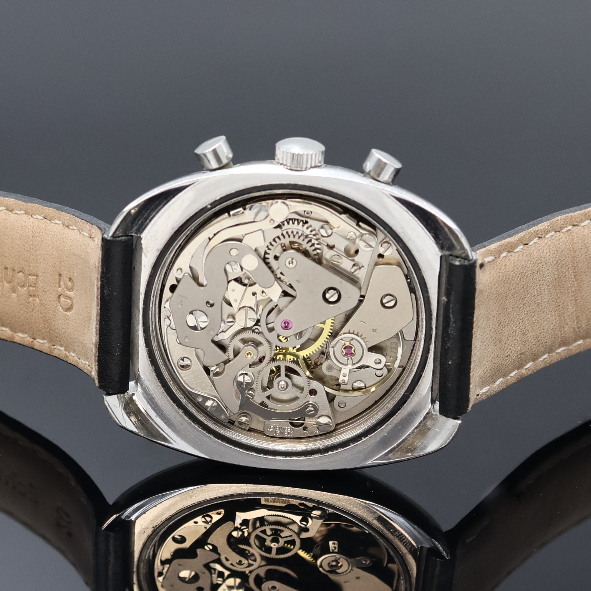 Detail d: AERO Neuchatel Armbandchronograph in Stahl, Schweiz um 1975, Handaufzug, Boden verschr., schwarzes Zifferbl. m. arab. Leuchtzahlen, weiße ...