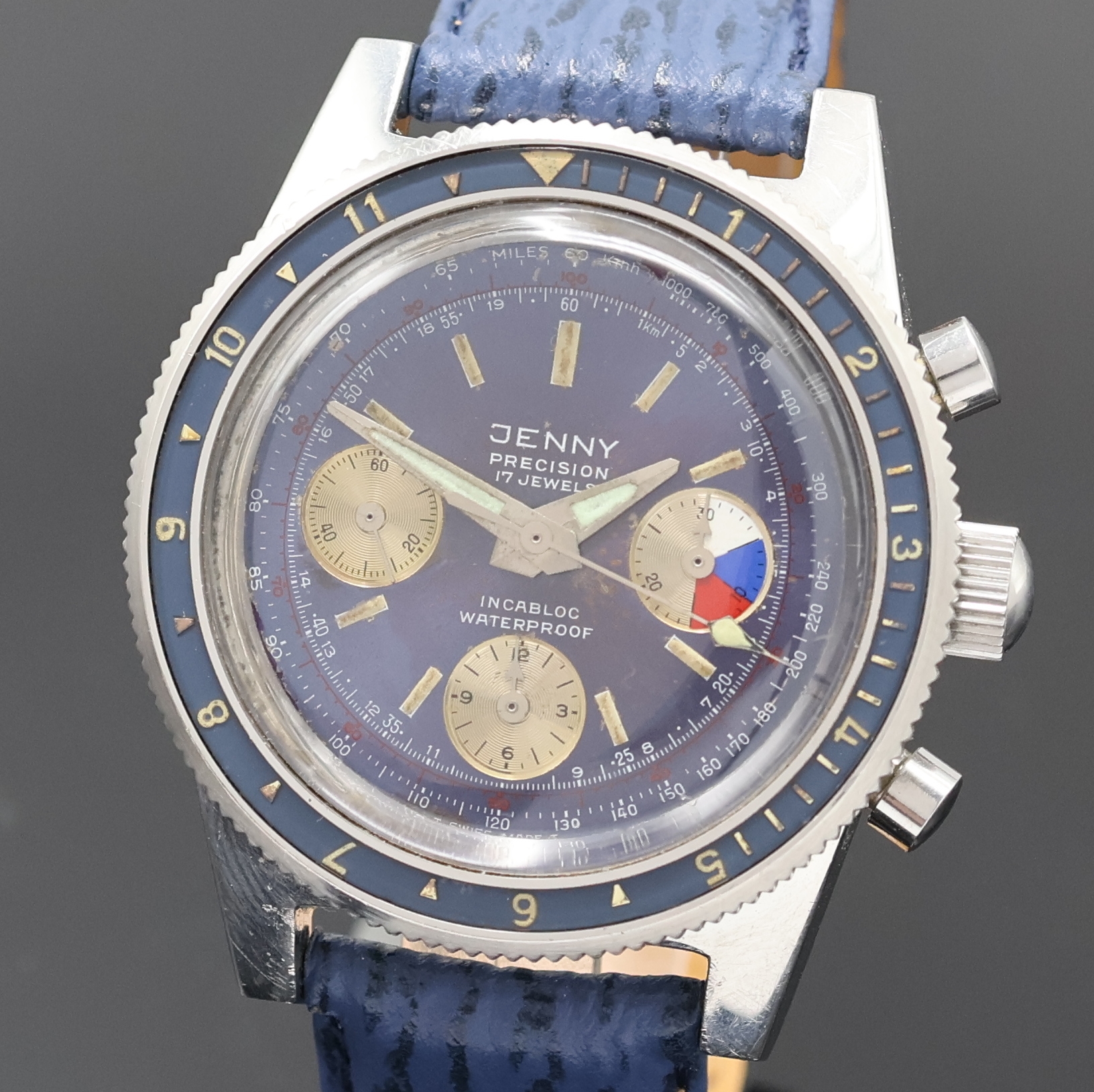 Detail a: JENNY/OLLECH & WAJS Precision Armbandchronograph, Schweiz um 1970, Handaufzug, Edelstahlgeh., Boden u. Krone verschr., Bakelitt-Lünette beids. ...