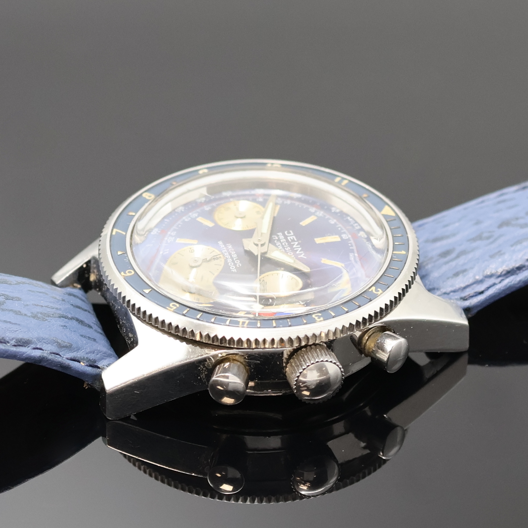 Detail b: JENNY/OLLECH & WAJS Precision Armbandchronograph, Schweiz um 1970, Handaufzug, Edelstahlgeh., Boden u. Krone verschr., Bakelitt-Lünette beids. ...