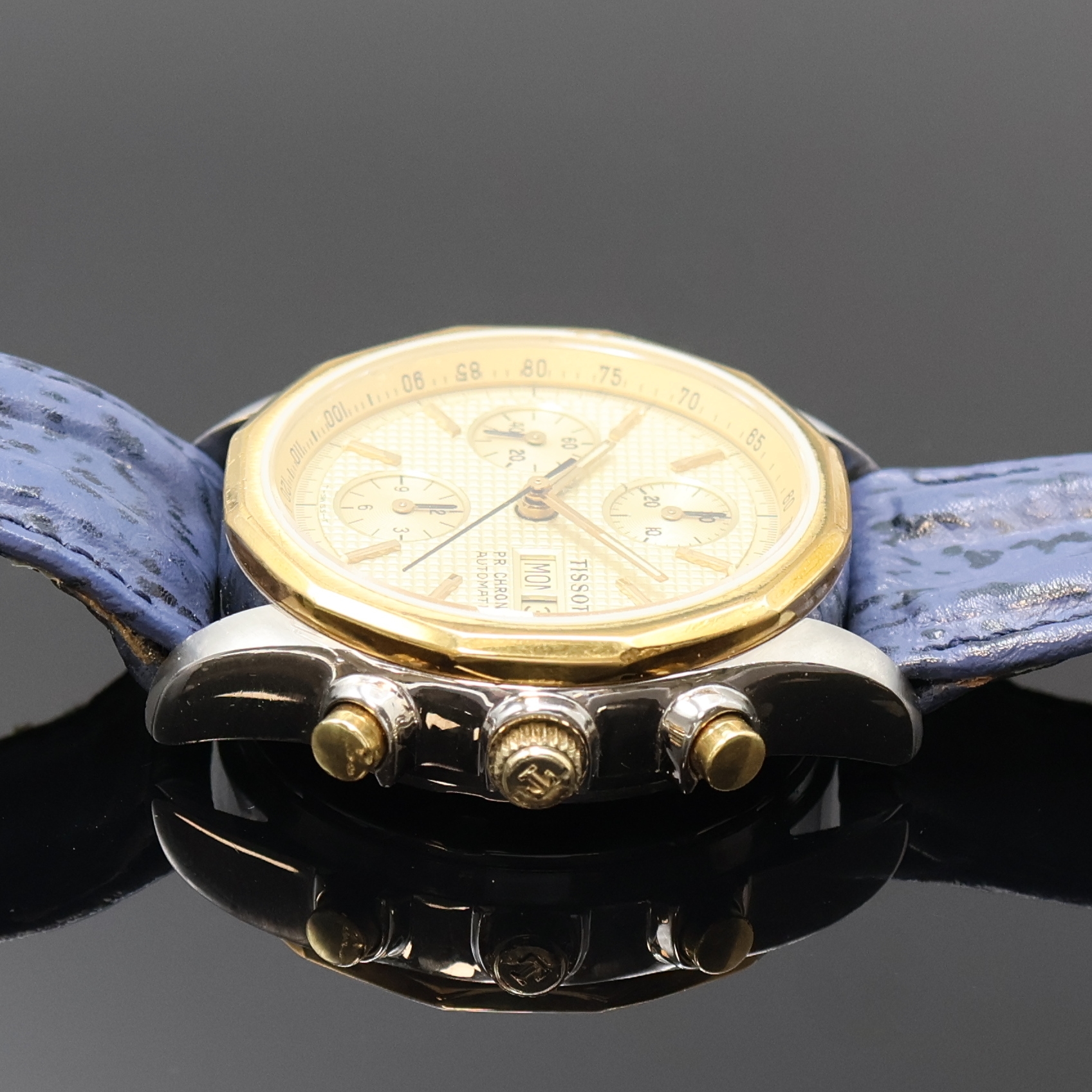 Detail b: TISSOT PR 100 Armbandchronograph in Stahl, Schweiz 1980er Jahre, Automatik, Boden u. Krone verschr., goldfarb. Zifferbl. m. aufges. Std.-Ind., ...
