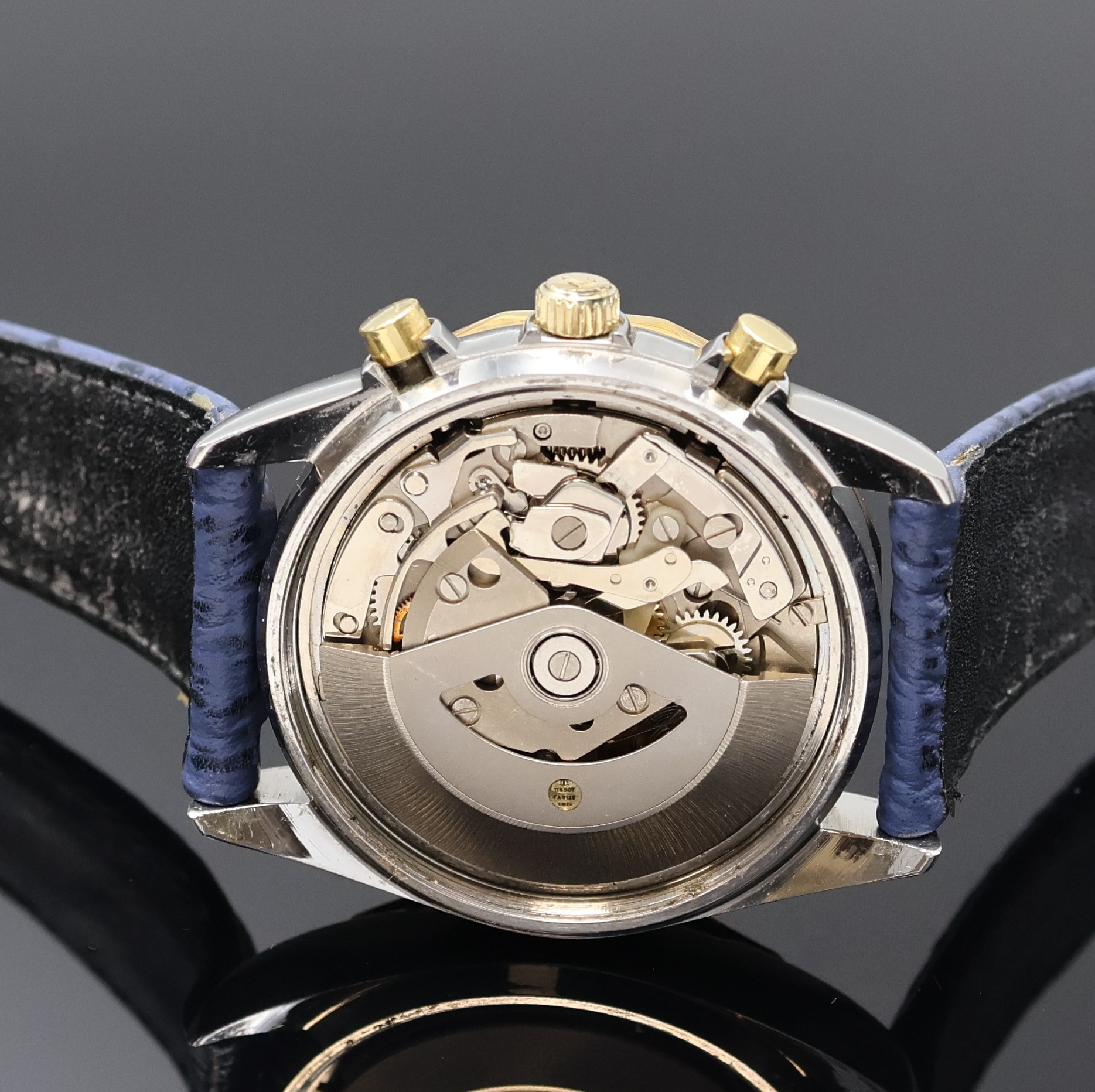 Detail d: TISSOT PR 100 Armbandchronograph in Stahl, Schweiz 1980er Jahre, Automatik, Boden u. Krone verschr., goldfarb. Zifferbl. m. aufges. Std.-Ind., ...
