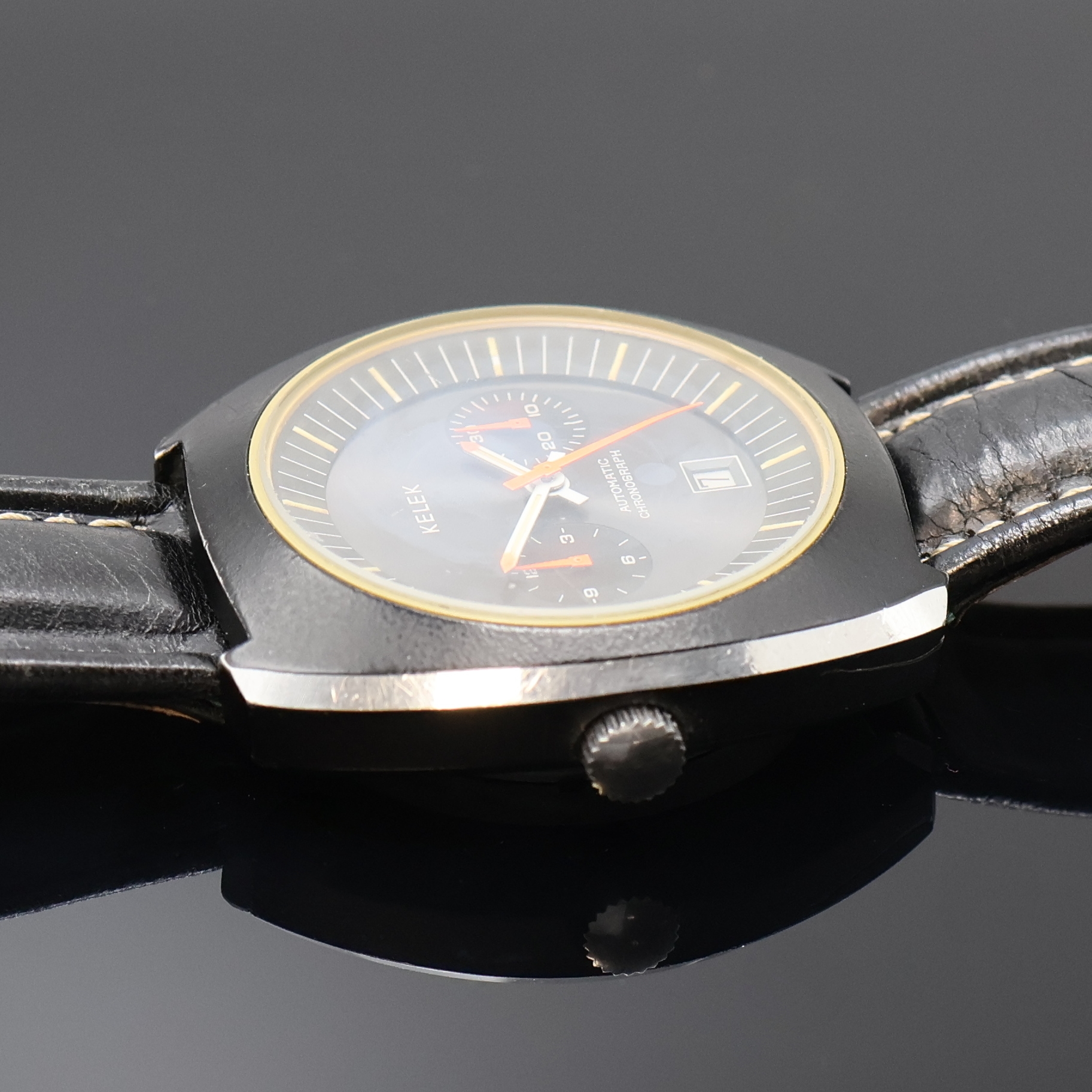 Detail b: KELEK Armbandchronograph in Stahl, Schweiz um 1970, Handaufzug, Geh. teils geschw., Boden verschr., graues Zifferbl. m. Leuchtind., Leuchtzeiger, 12 ...