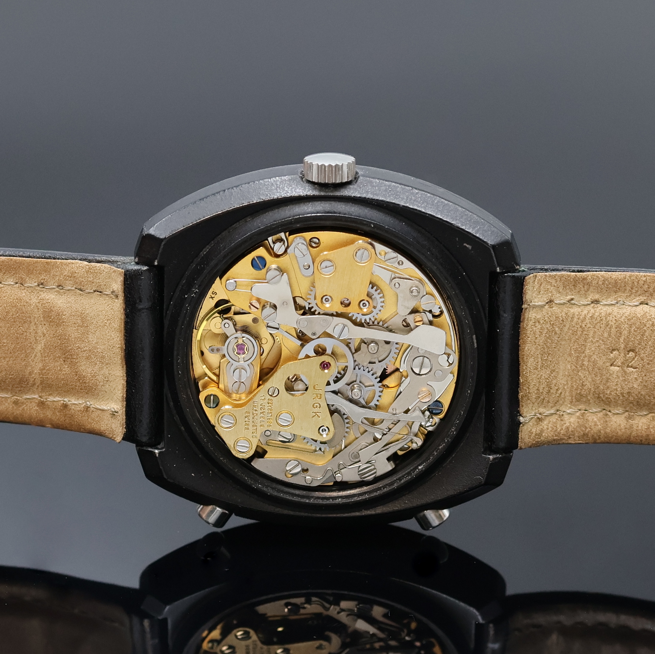 Detail e: KELEK Armbandchronograph in Stahl, Schweiz um 1970, Handaufzug, Geh. teils geschw., Boden verschr., graues Zifferbl. m. Leuchtind., Leuchtzeiger, 12 ...