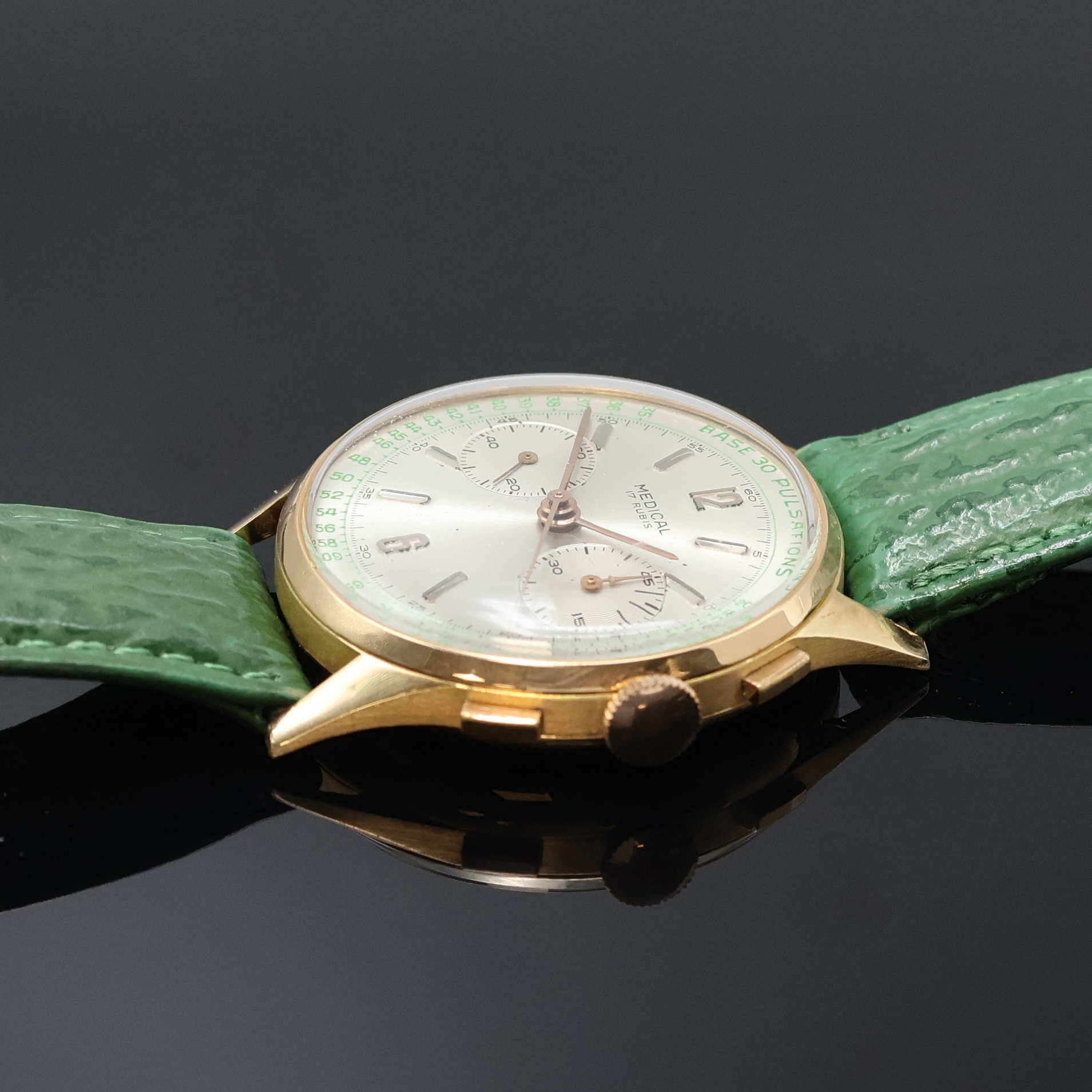 Detail b: MEDICAL Armbandchronograph in RoseG 750/000, Schweiz um 1950, Handaufzug, Boden aufgedr., silb. Zifferbl. rest., aufgel. Std.-Ind., gold. Zeiger, 45 ...