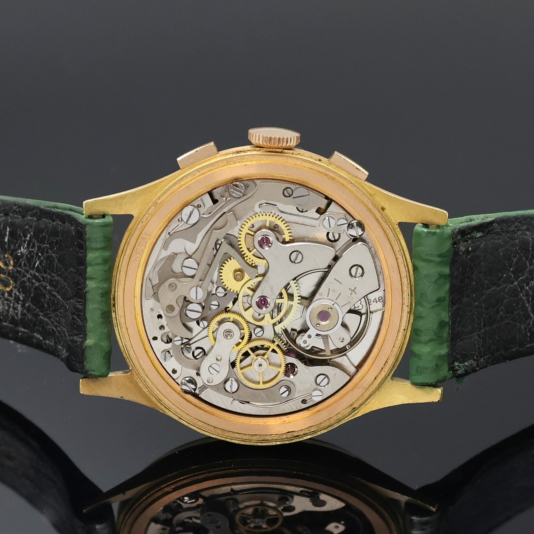 Detail e: MEDICAL Armbandchronograph in RoseG 750/000, Schweiz um 1950, Handaufzug, Boden aufgedr., silb. Zifferbl. rest., aufgel. Std.-Ind., gold. Zeiger, 45 ...