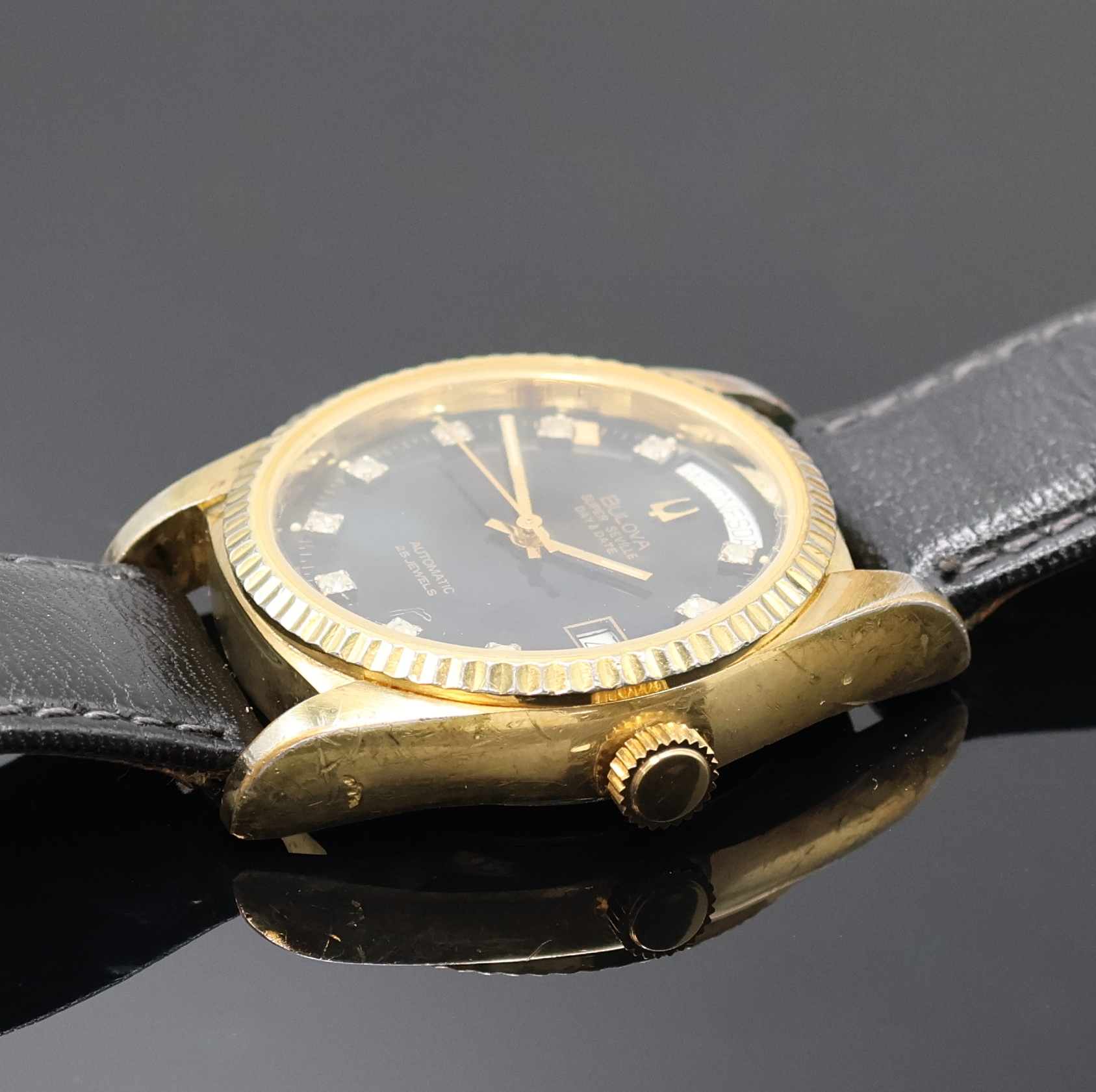 Detail b: BULOVA Super Seville Day & Date Armbanduhr, Schweiz um 1990, Automatik, verg. Geh., Stahlboden u. Krone verschr., schwarzes Zifferbl. m. aufges. ...