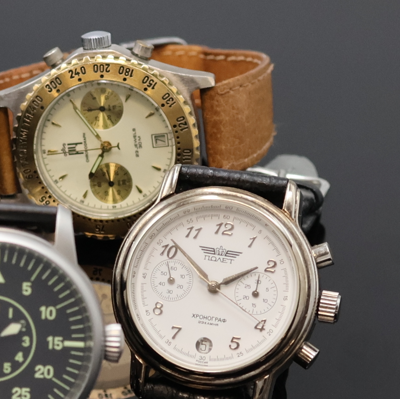 Detail b: 6 Russische Armbanduhren, Russland um 1980- 2010, Handaufzug/Automatik, 4 Chronographen, 2 Armbanduhren, Stahl/vergoldete Geh., Böden verschr. u. ...