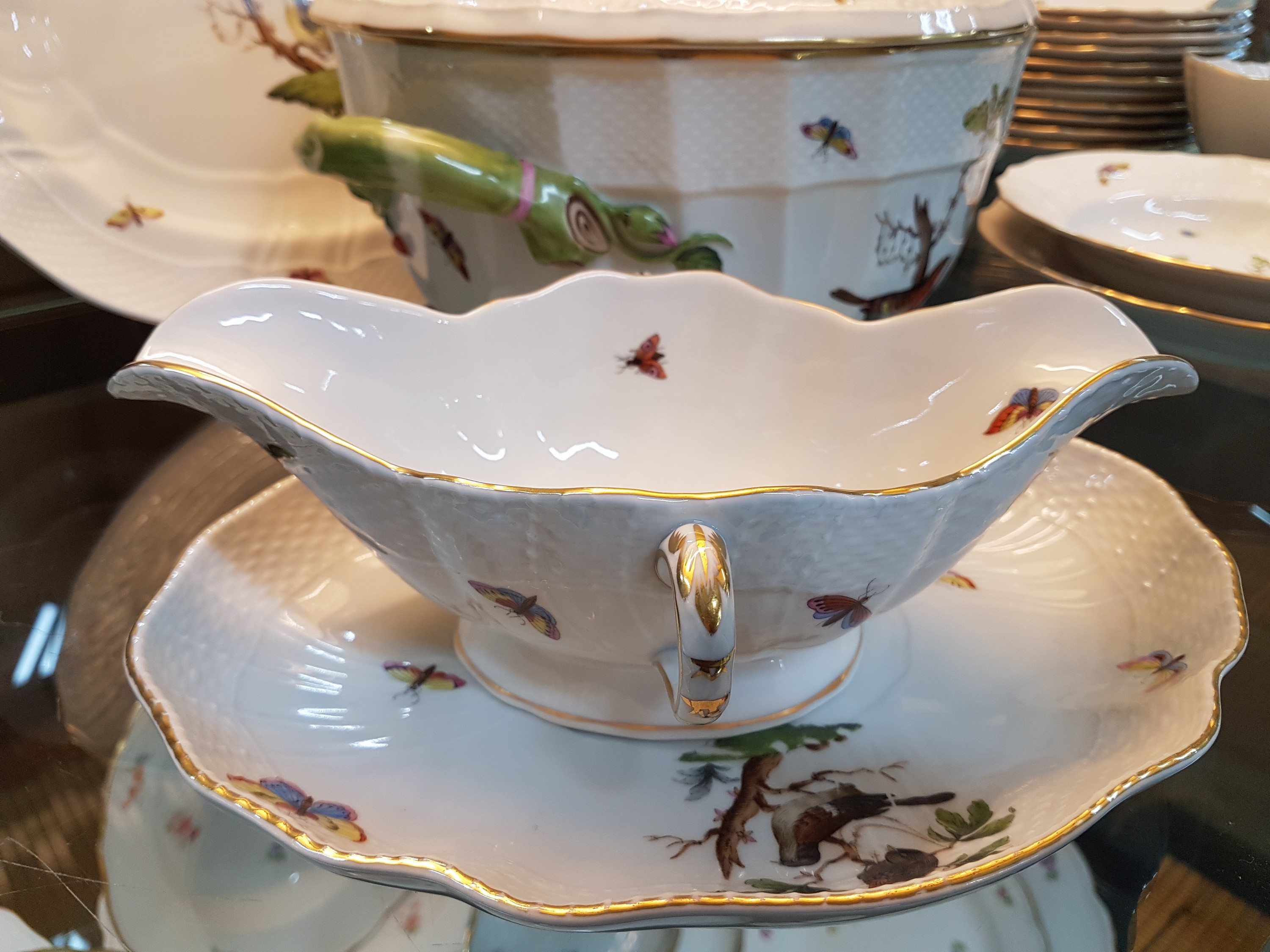 Detail b: Speiseservice, Rothschild, Herend, Ungarn, Porzellan, handbemalter Dekor, 12 Speiseteller D. 25,5cm, 10 Suppenteller D. 24cm, große Deckelterrine, ...