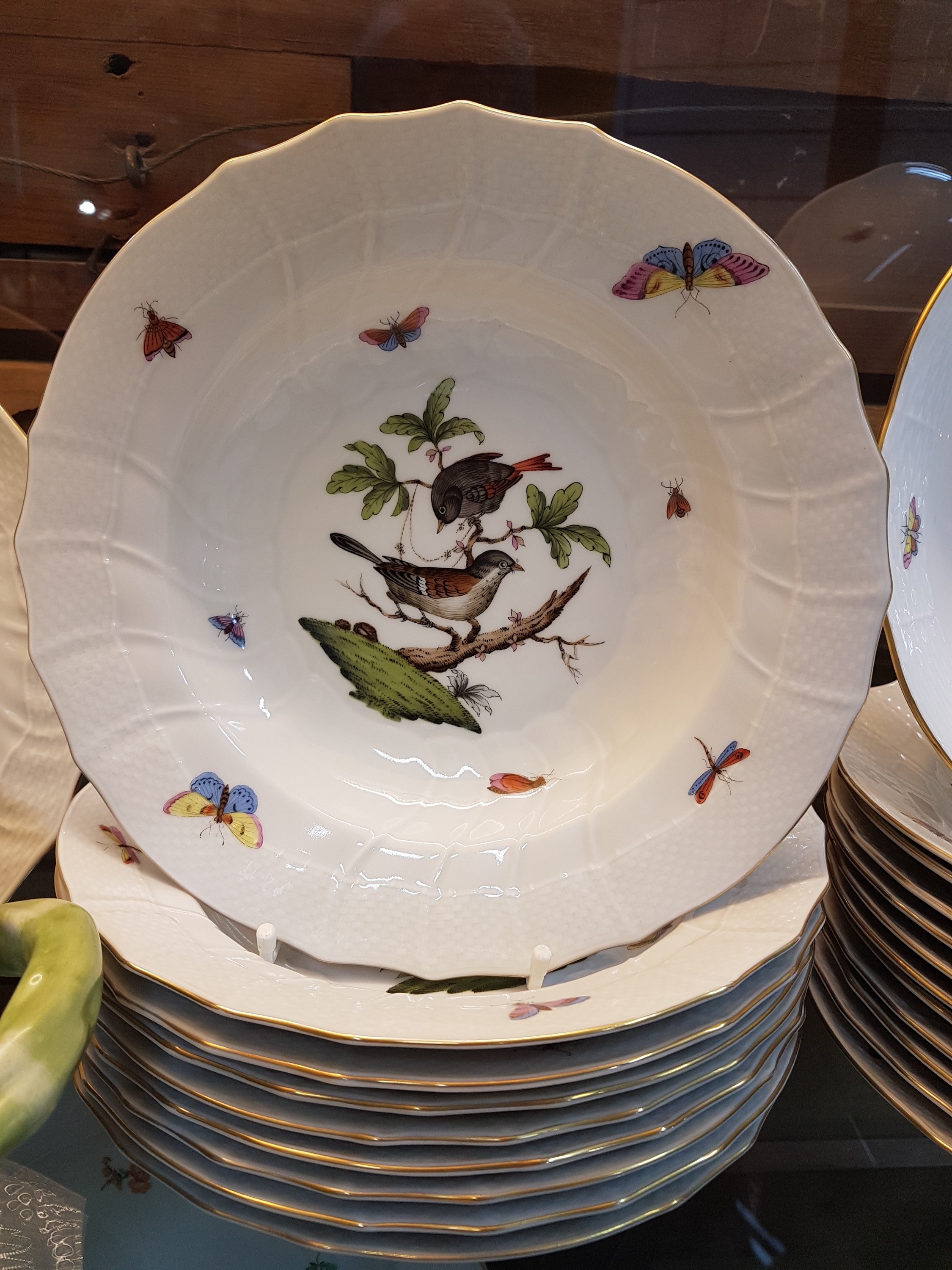 Detail d: Speiseservice, Rothschild, Herend, Ungarn, Porzellan, handbemalter Dekor, 12 Speiseteller D. 25,5cm, 10 Suppenteller D. 24cm, große Deckelterrine, ...