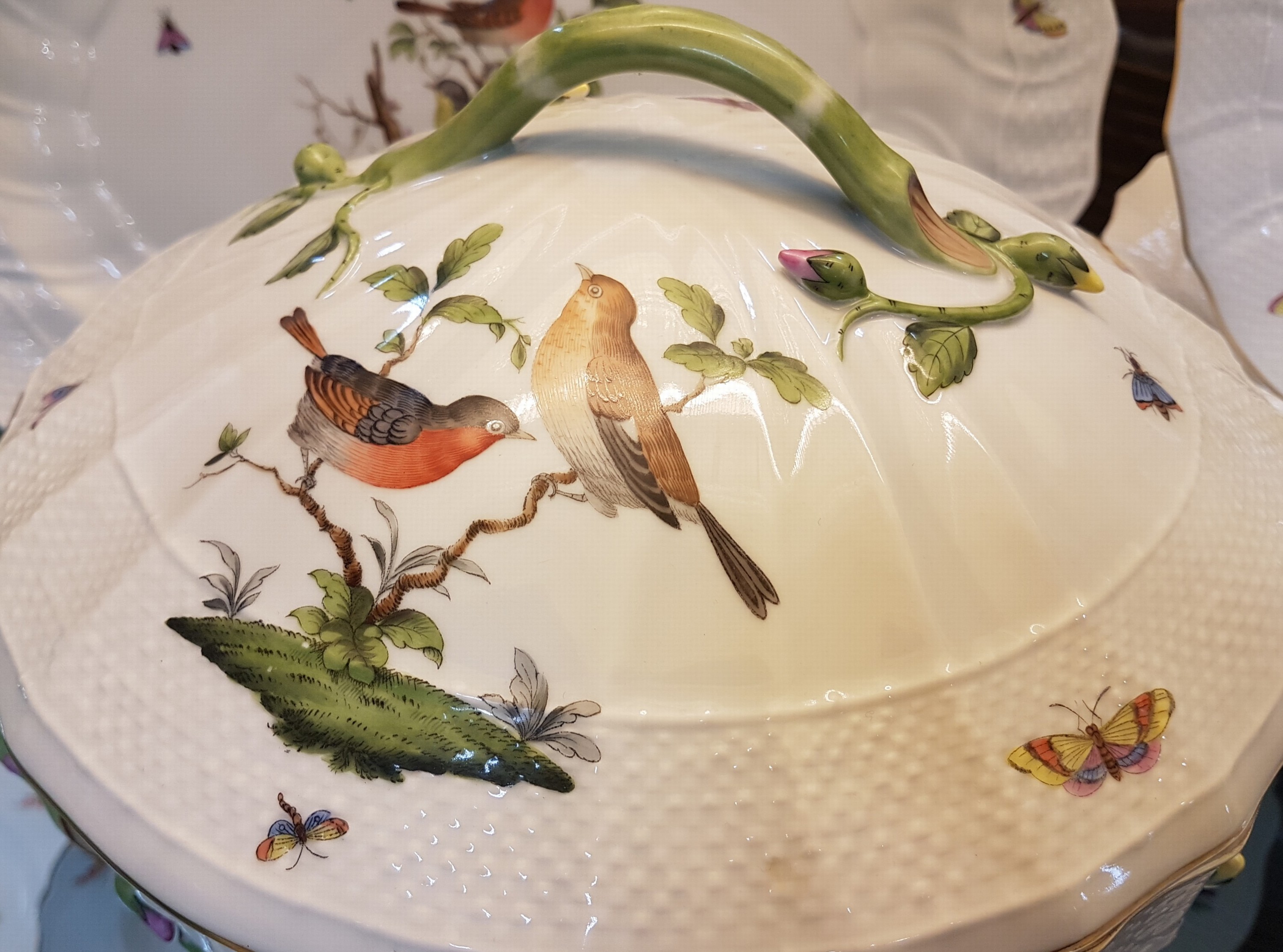 Detail f: Speiseservice, Rothschild, Herend, Ungarn, Porzellan, handbemalter Dekor, 12 Speiseteller D. 25,5cm, 10 Suppenteller D. 24cm, große Deckelterrine, ...