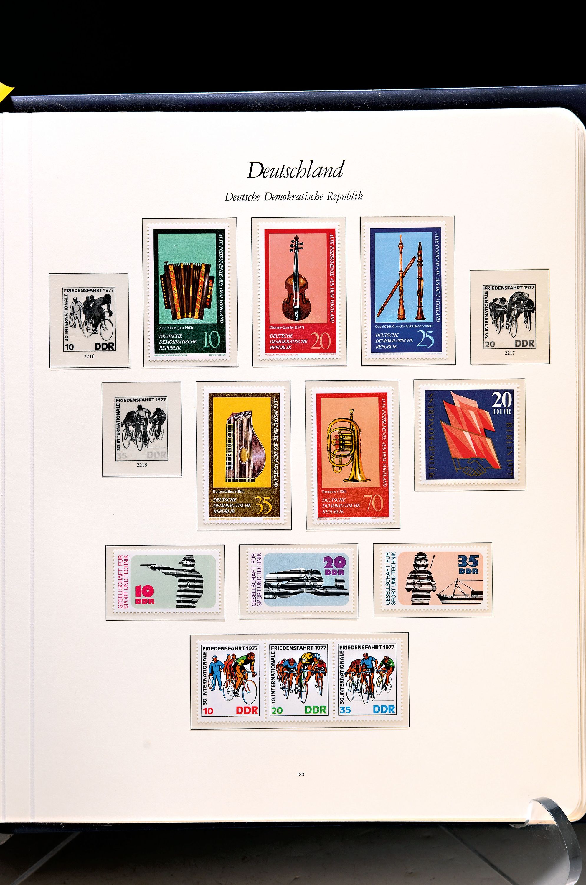 Detail a: Briefmarkensammlung, DDR 1964 bis 1979, postfrisch, in drei Vordruckalben, dazu etwas Zusammendrucke bzw. Kleinbogen, Michel -Katalogwert ca. 1400 ...