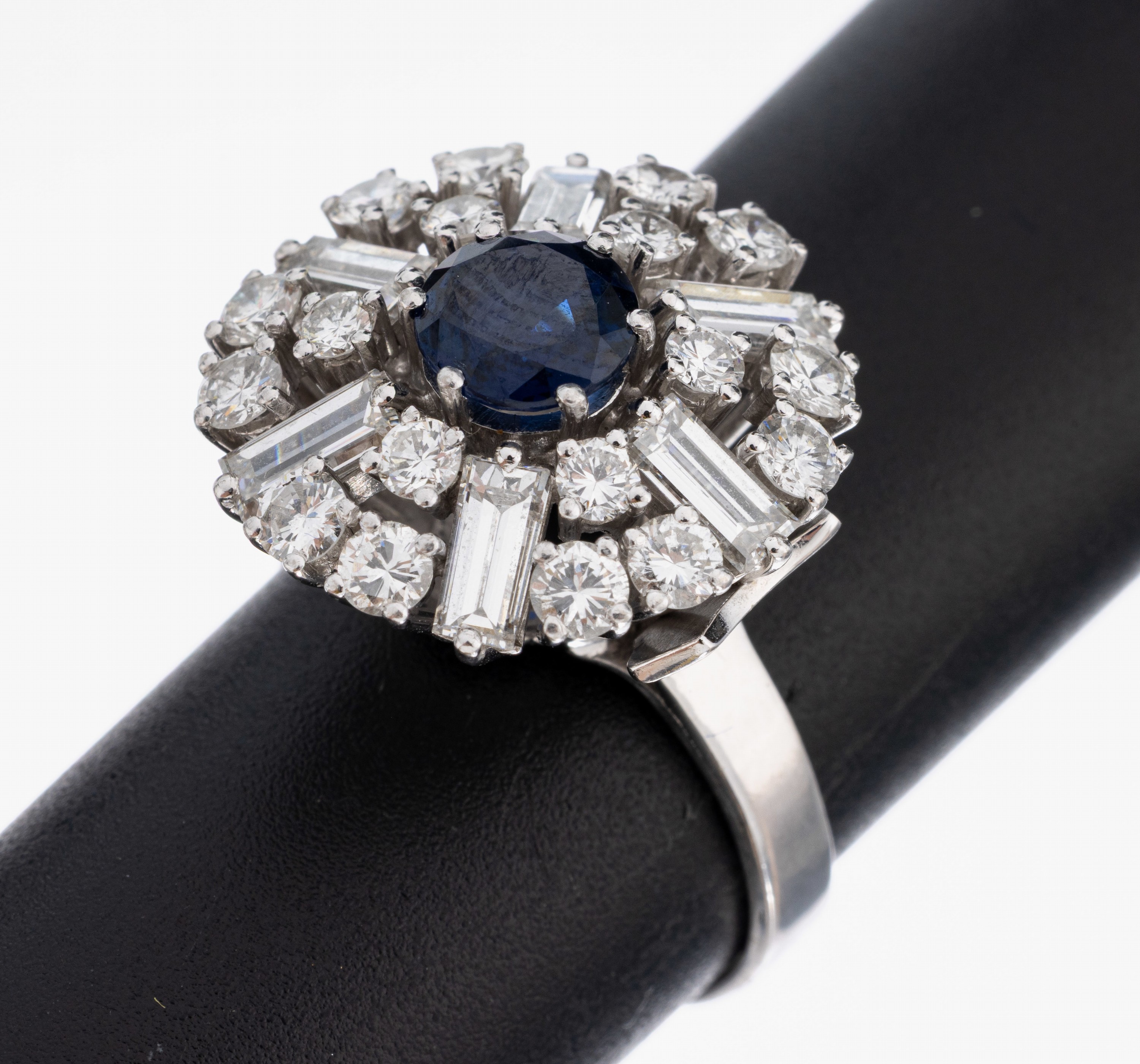 Image 27002802 - 18 kt Gold Saphir-Diamant-Ring, 1970er Jahre, WG 750/000, runder Ringkopf, mittig ...