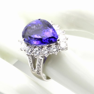 27003347b - Ring mit Tansanit und Brillanten, 900er Platin, Tansanittropfen ca. 9.80 ct von sehr ...