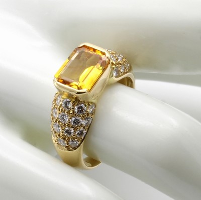 27003413a - Ring mit Saphir und Brillanten, GG 750/000, orangefarb. Saphir ca. 2.58 ct, 32 Brill. ...