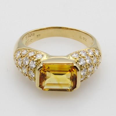 27003413b - Ring mit Saphir und Brillanten, GG 750/000, orangefarb. Saphir ca. 2.58 ct, 32 Brill. ...