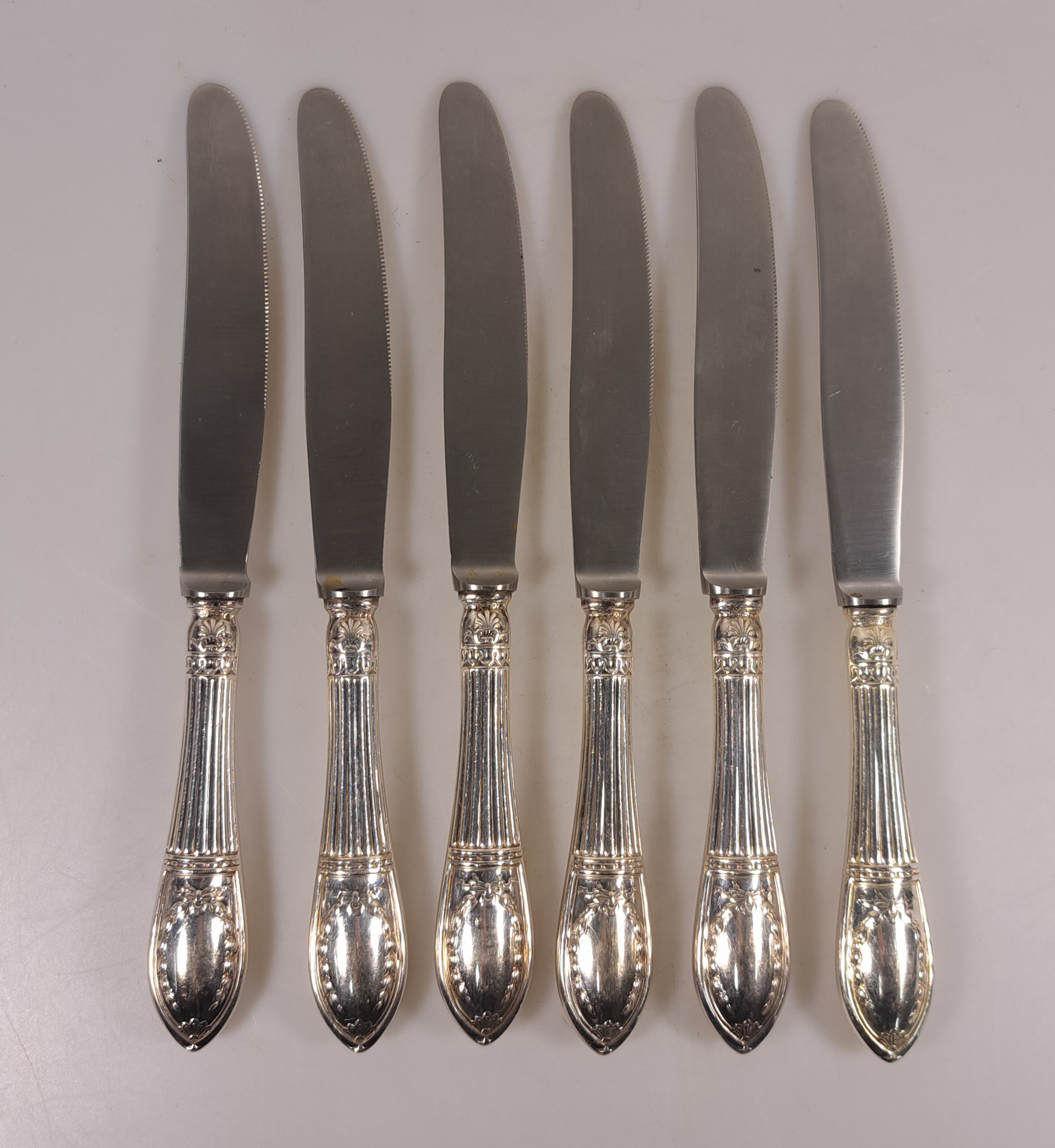 Detail e: Silberbesteck, Wilkens & Söhne, Modell Straßburger Empire, 800er Silber, 6 Gabeln, 6 Messer, 6 Löffel, 6 Teelöffel, Butter- und Käsemesser, ...