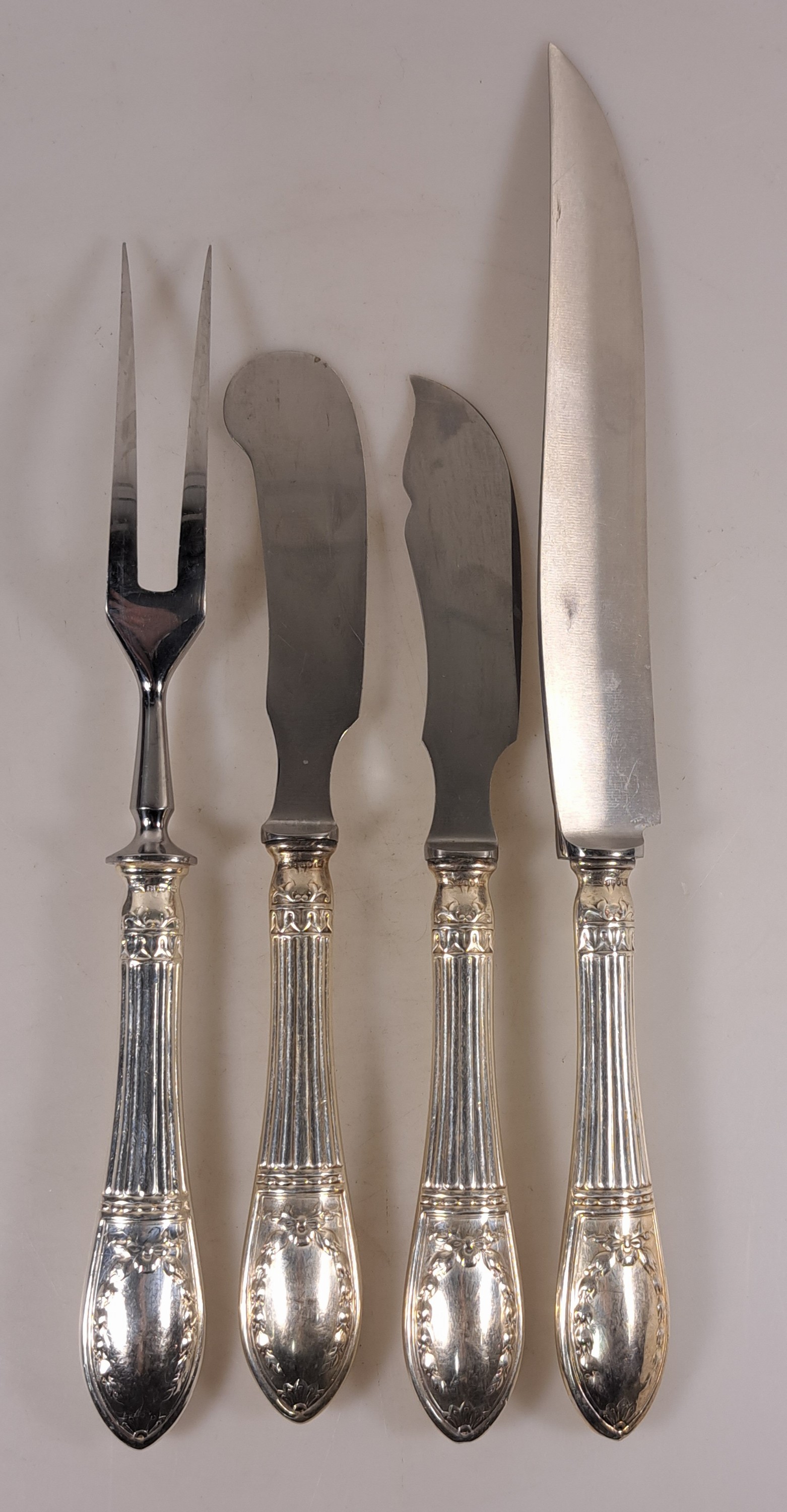 Detail l: Silberbesteck, Wilkens & Söhne, Modell Straßburger Empire, 800er Silber, 6 Gabeln, 6 Messer, 6 Löffel, 6 Teelöffel, Butter- und Käsemesser, ...