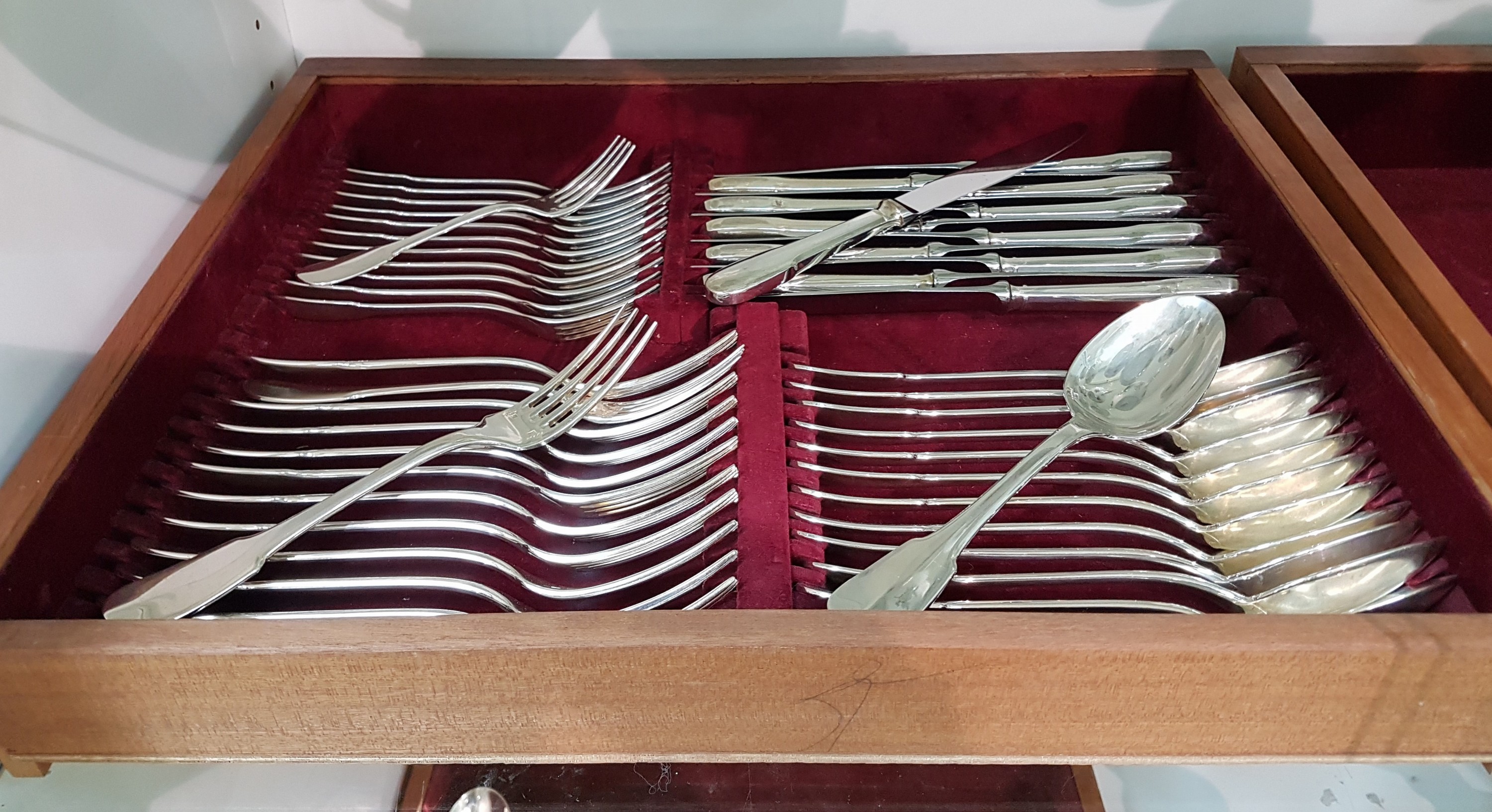 Detail a: Besteckset Modell Cluny, Christofle, Paris, versilbert, 12 Tafellöffel, 12 Tafelgabeln, 12 Tafelmesser, 12 Dessertlöffel, 12 Dessertgabeln, 12 ...