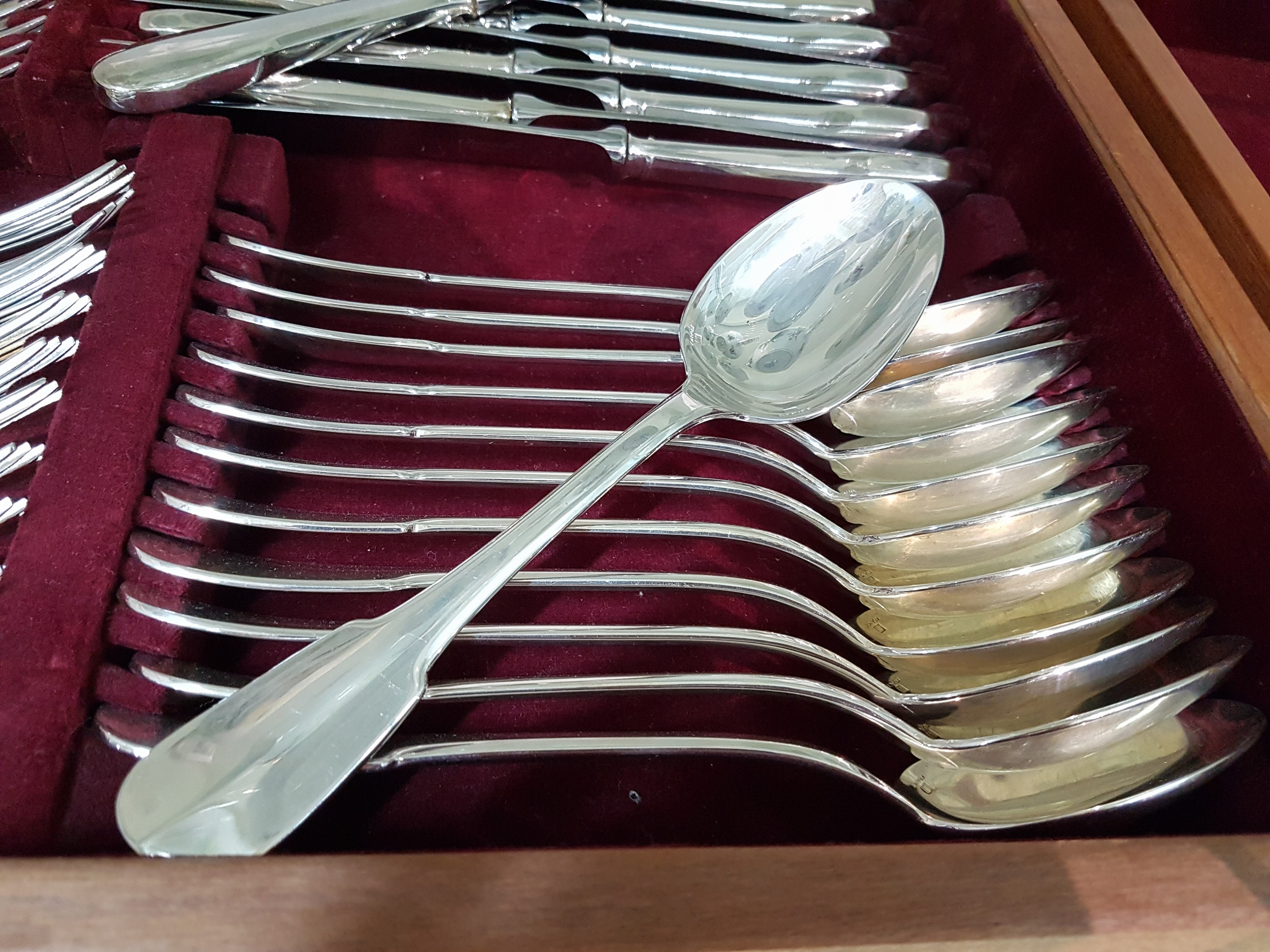 Detail b: Besteckset Modell Cluny, Christofle, Paris, versilbert, 12 Tafellöffel, 12 Tafelgabeln, 12 Tafelmesser, 12 Dessertlöffel, 12 Dessertgabeln, 12 ...
