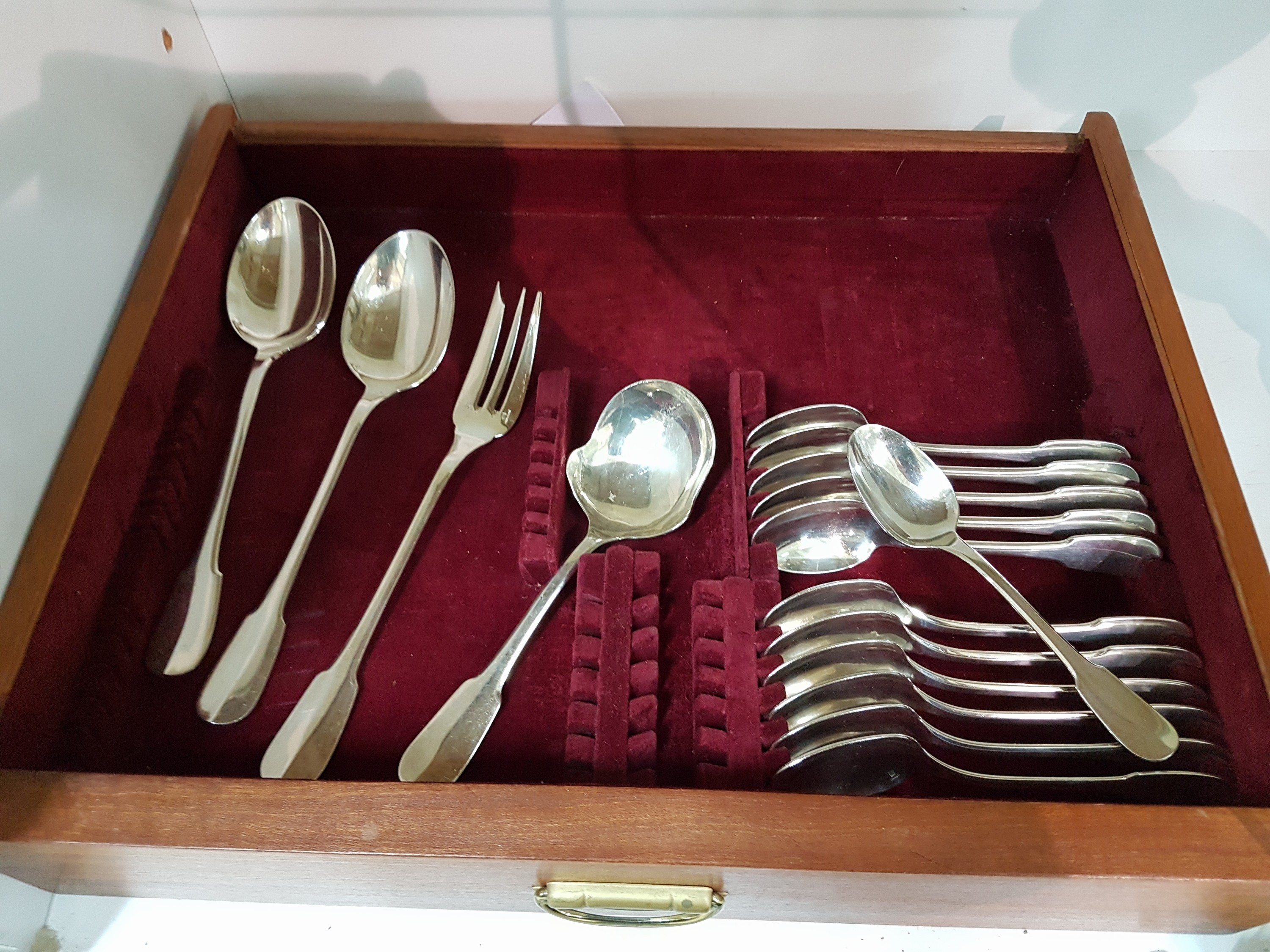 Detail c: Besteckset Modell Cluny, Christofle, Paris, versilbert, 12 Tafellöffel, 12 Tafelgabeln, 12 Tafelmesser, 12 Dessertlöffel, 12 Dessertgabeln, 12 ...