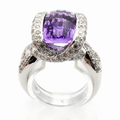 27003588b - Ring mit Amethyst und Brillanten, WG 750/000, Amethyst im Schachbrettschliff ca. 4.62 ...