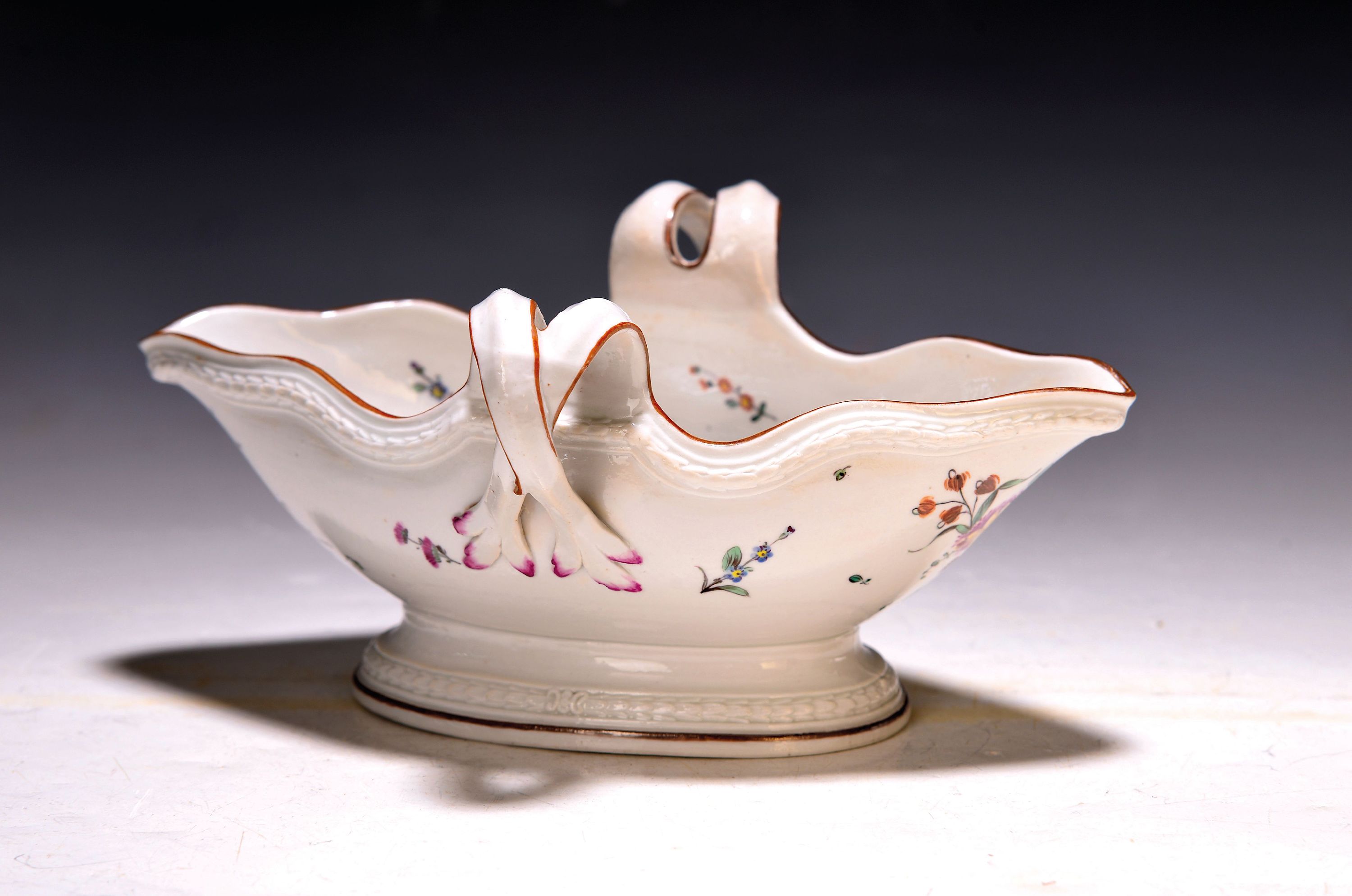 Image 27003737 - Sauciere, Frankenthal, um 1775, gekreuzte Griffe, umlaufendes Lorbeerband um Fuß und ...