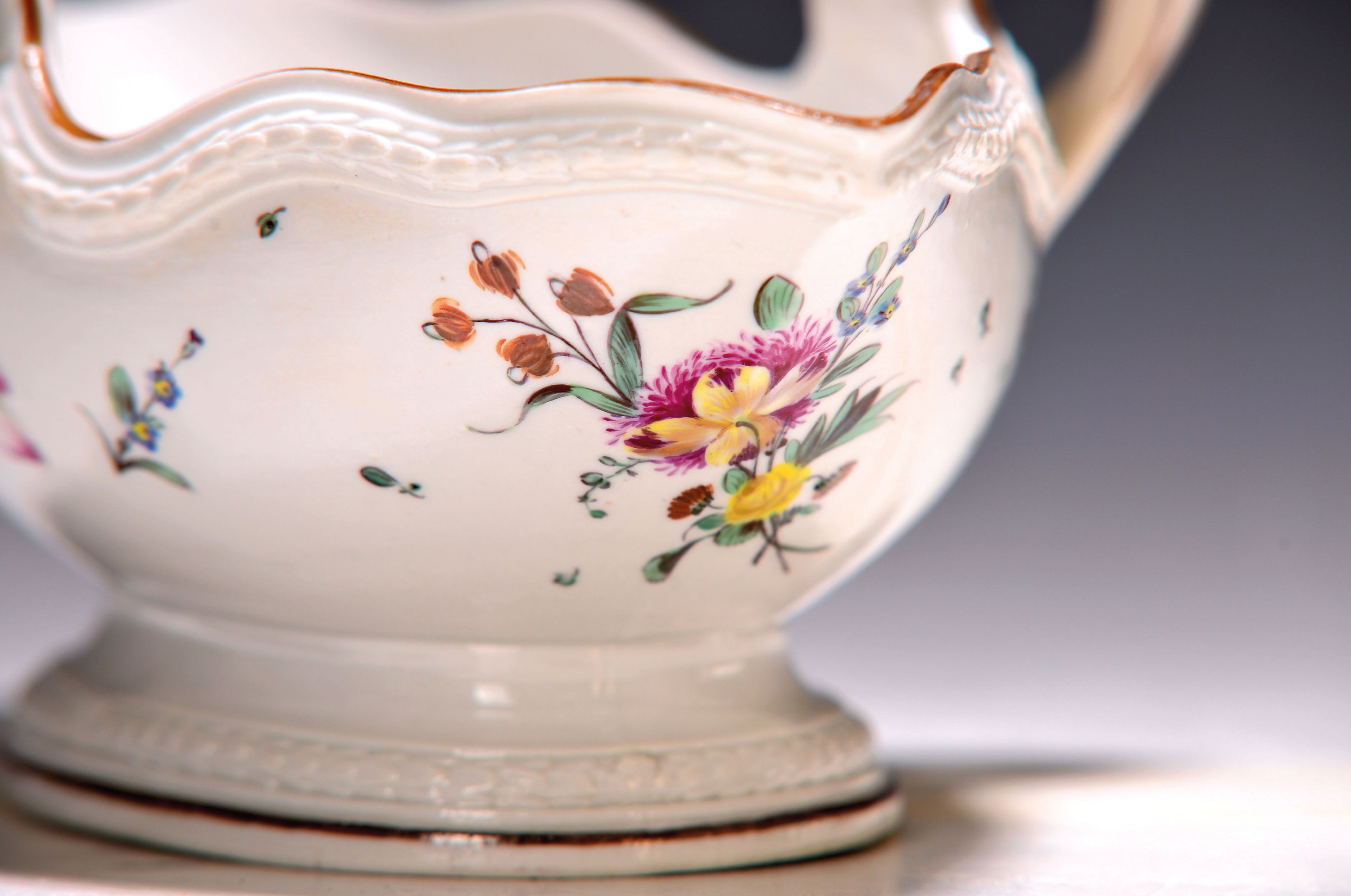 Detail b: Sauciere, Frankenthal, um 1775, gekreuzte Griffe, umlaufendes Lorbeerband um Fuß und Rand, ockerfarbener Rand, innen mit Blumengebinde und gestreute ...