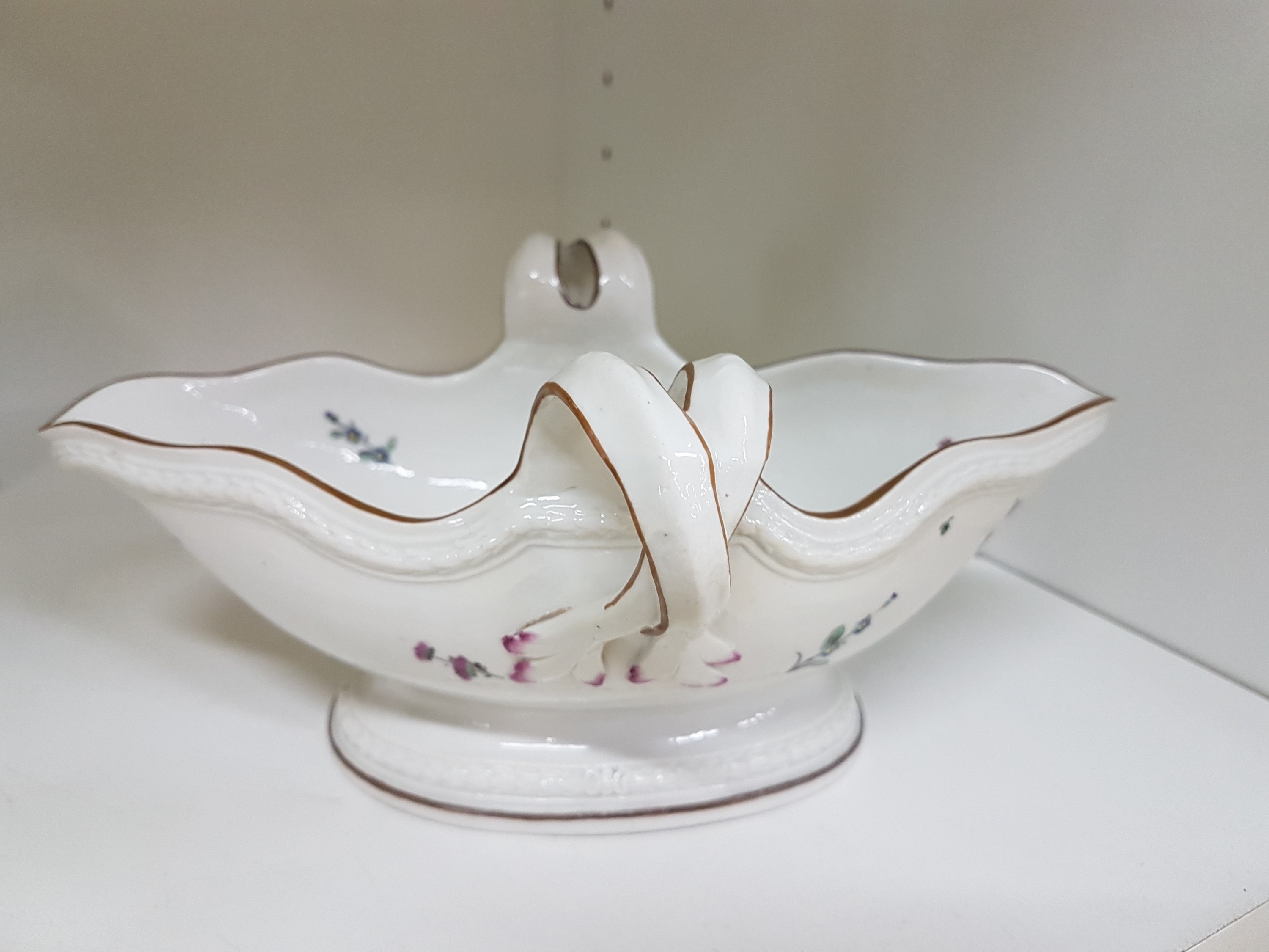 Detail c: Sauciere, Frankenthal, um 1775, gekreuzte Griffe, umlaufendes Lorbeerband um Fuß und Rand, ockerfarbener Rand, innen mit Blumengebinde und gestreute ...