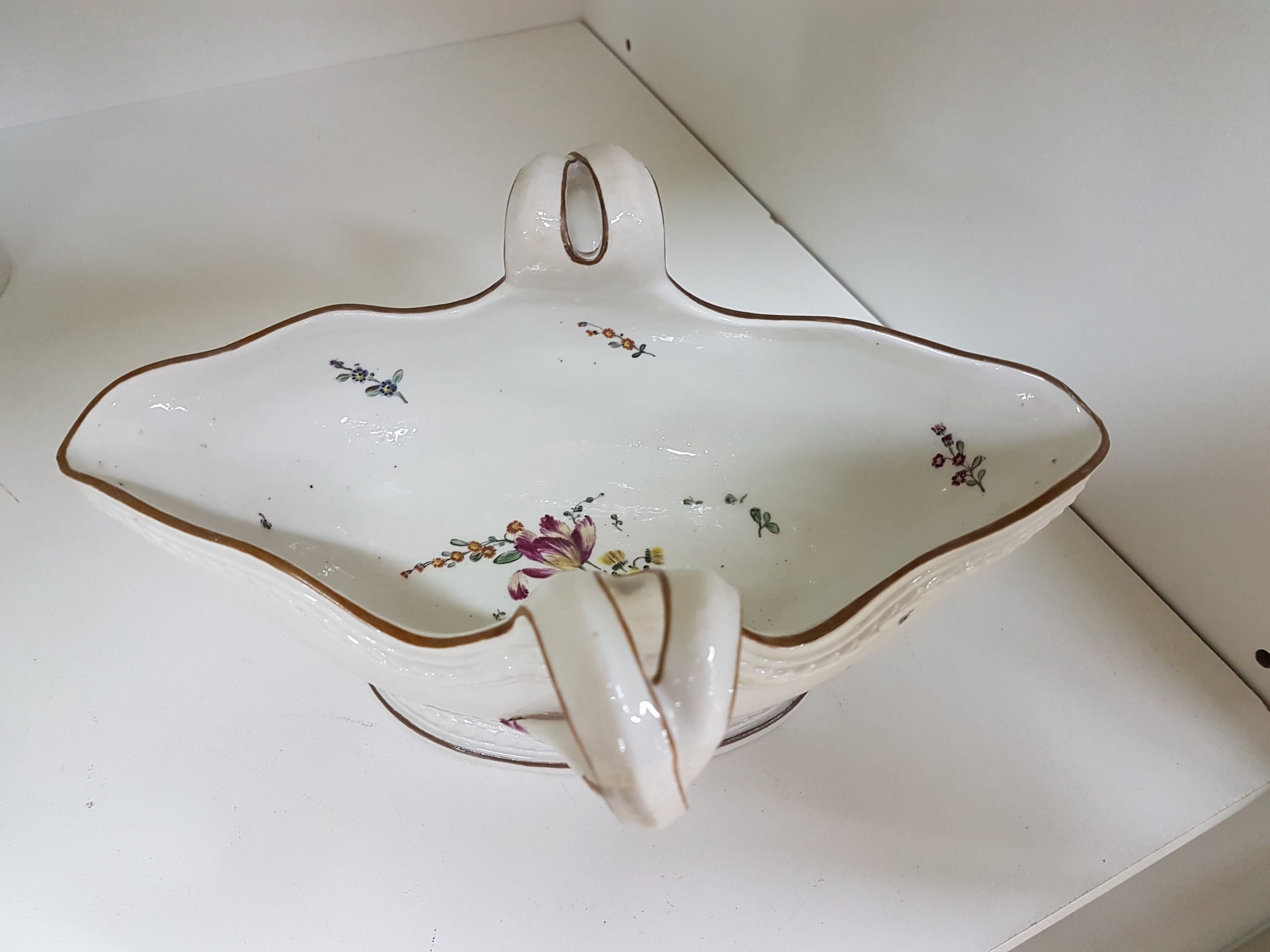 Detail d: Sauciere, Frankenthal, um 1775, gekreuzte Griffe, umlaufendes Lorbeerband um Fuß und Rand, ockerfarbener Rand, innen mit Blumengebinde und gestreute ...