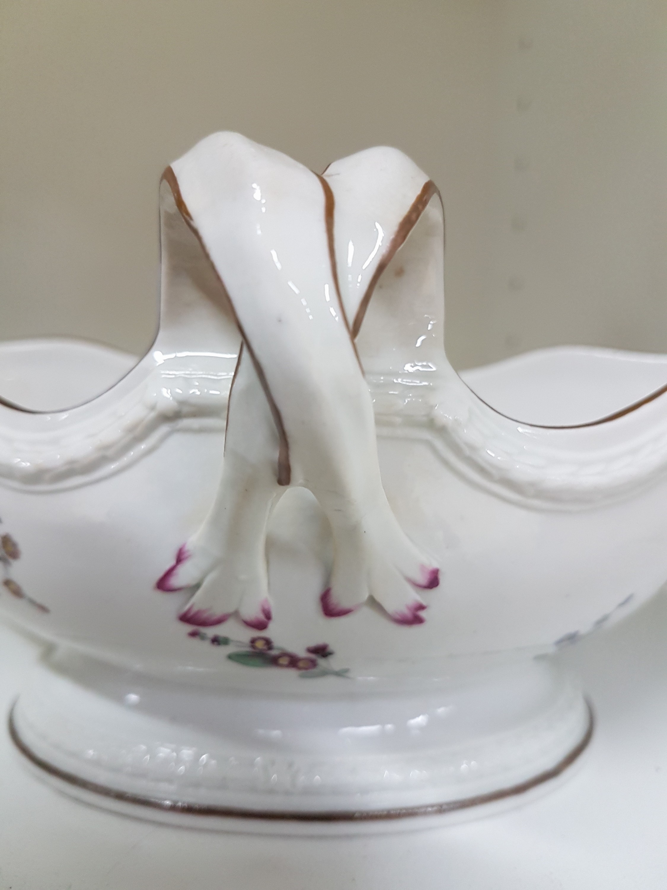 Detail g: Sauciere, Frankenthal, um 1775, gekreuzte Griffe, umlaufendes Lorbeerband um Fuß und Rand, ockerfarbener Rand, innen mit Blumengebinde und gestreute ...