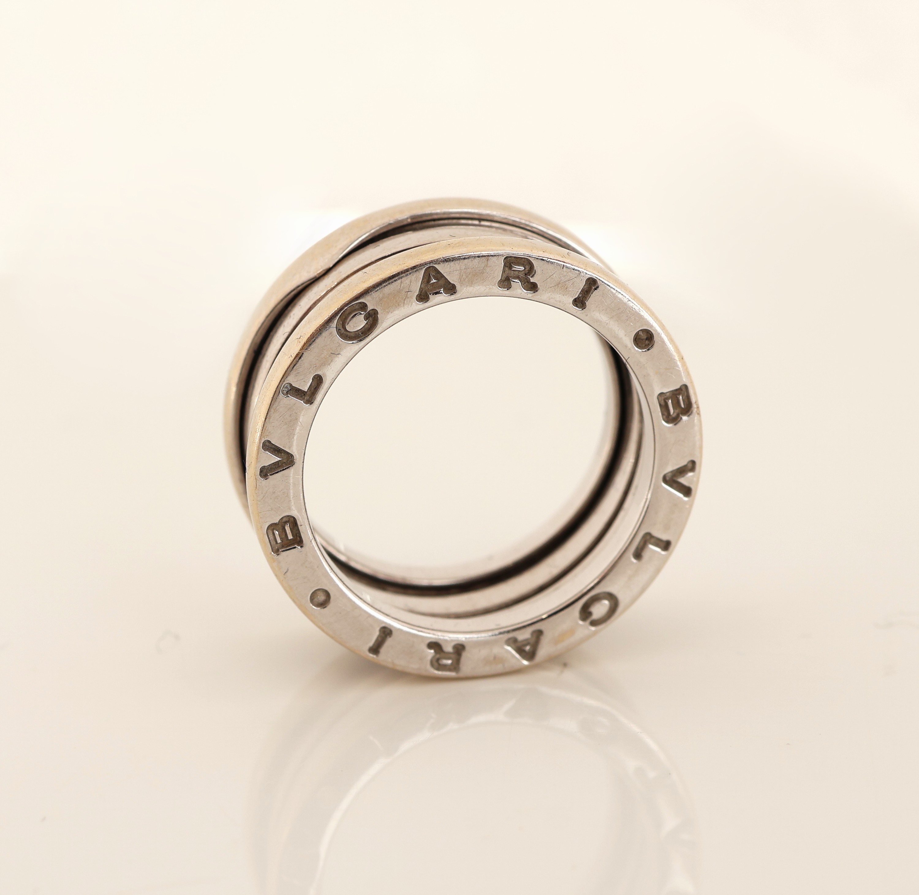 Detail b: 18 kt Gold BULGARI Ring, WG 750/000, B ZeroSerie, sign. und num., RW 52, ca. 9.2 g, in orig. Etui und Umkarton, neue Rhod. empf.