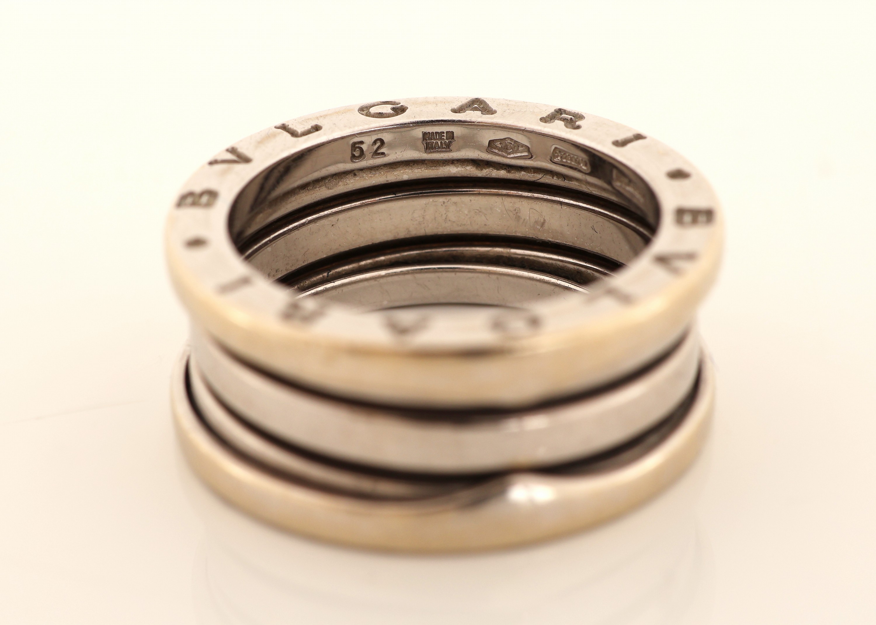 Detail c: 18 kt Gold BULGARI Ring, WG 750/000, B ZeroSerie, sign. und num., RW 52, ca. 9.2 g, in orig. Etui und Umkarton, neue Rhod. empf.