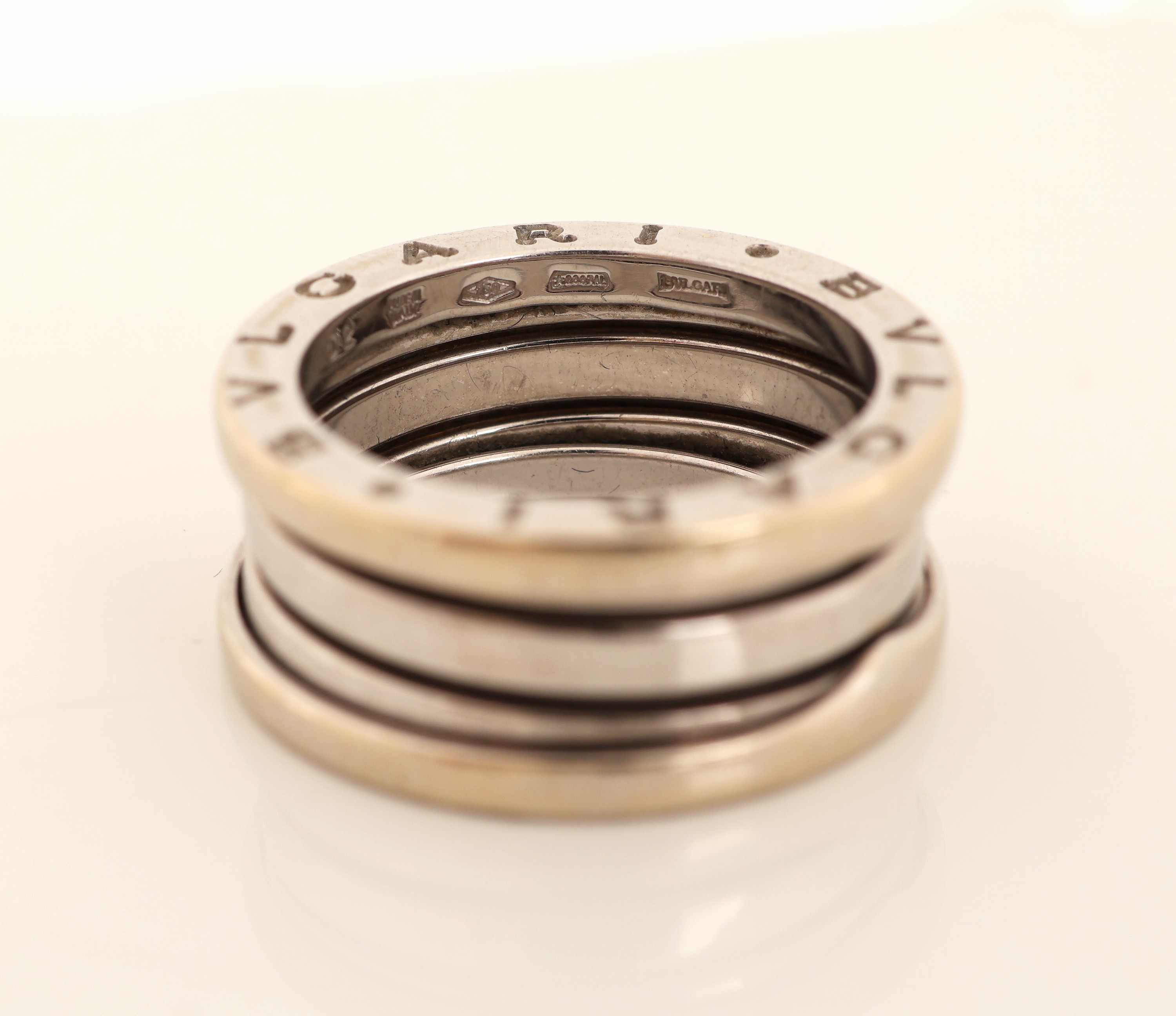Detail d: 18 kt Gold BULGARI Ring, WG 750/000, B ZeroSerie, sign. und num., RW 52, ca. 9.2 g, in orig. Etui und Umkarton, neue Rhod. empf.