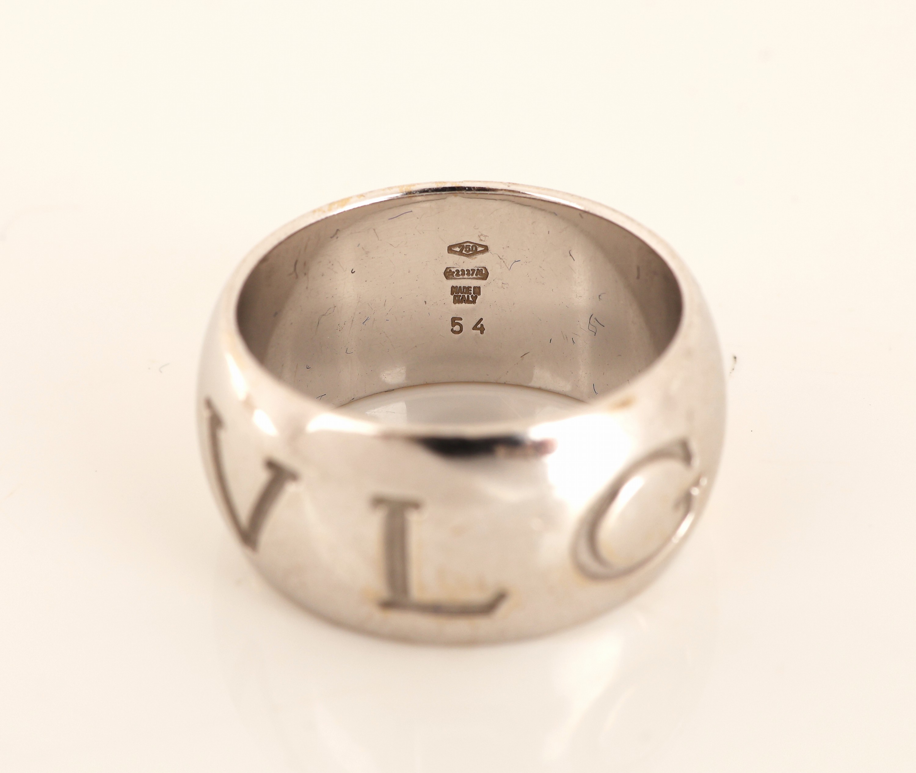 Detail a: 18 kt Gold BULGARI Ring, WG 750/000, Modell Monologo, umlaufender Bulgari Schriftzug, RW 54, ca. 12.8 g, in orig. Etui und Umkarton