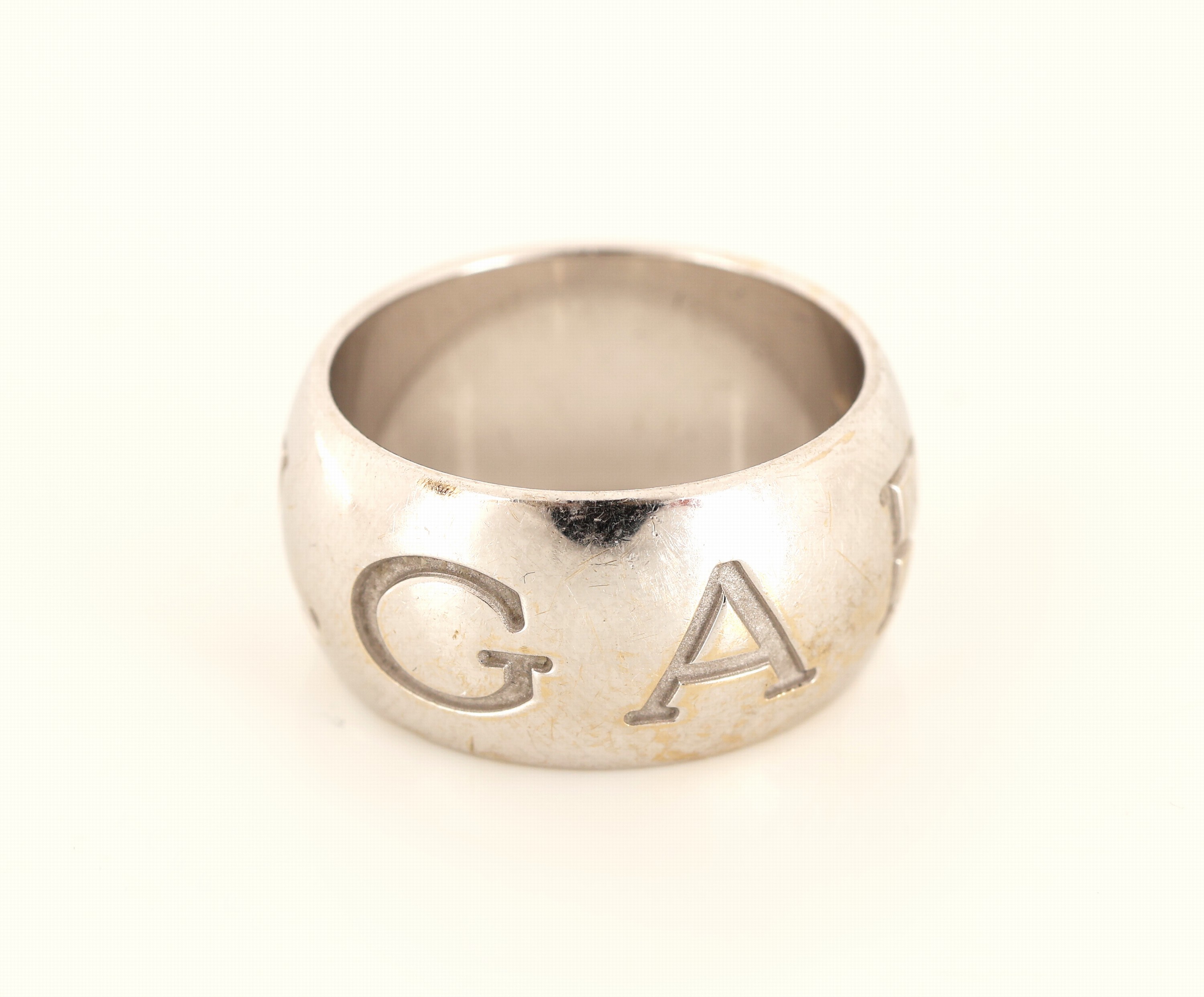 Detail b: 18 kt Gold BULGARI Ring, WG 750/000, Modell Monologo, umlaufender Bulgari Schriftzug, RW 54, ca. 12.8 g, in orig. Etui und Umkarton
