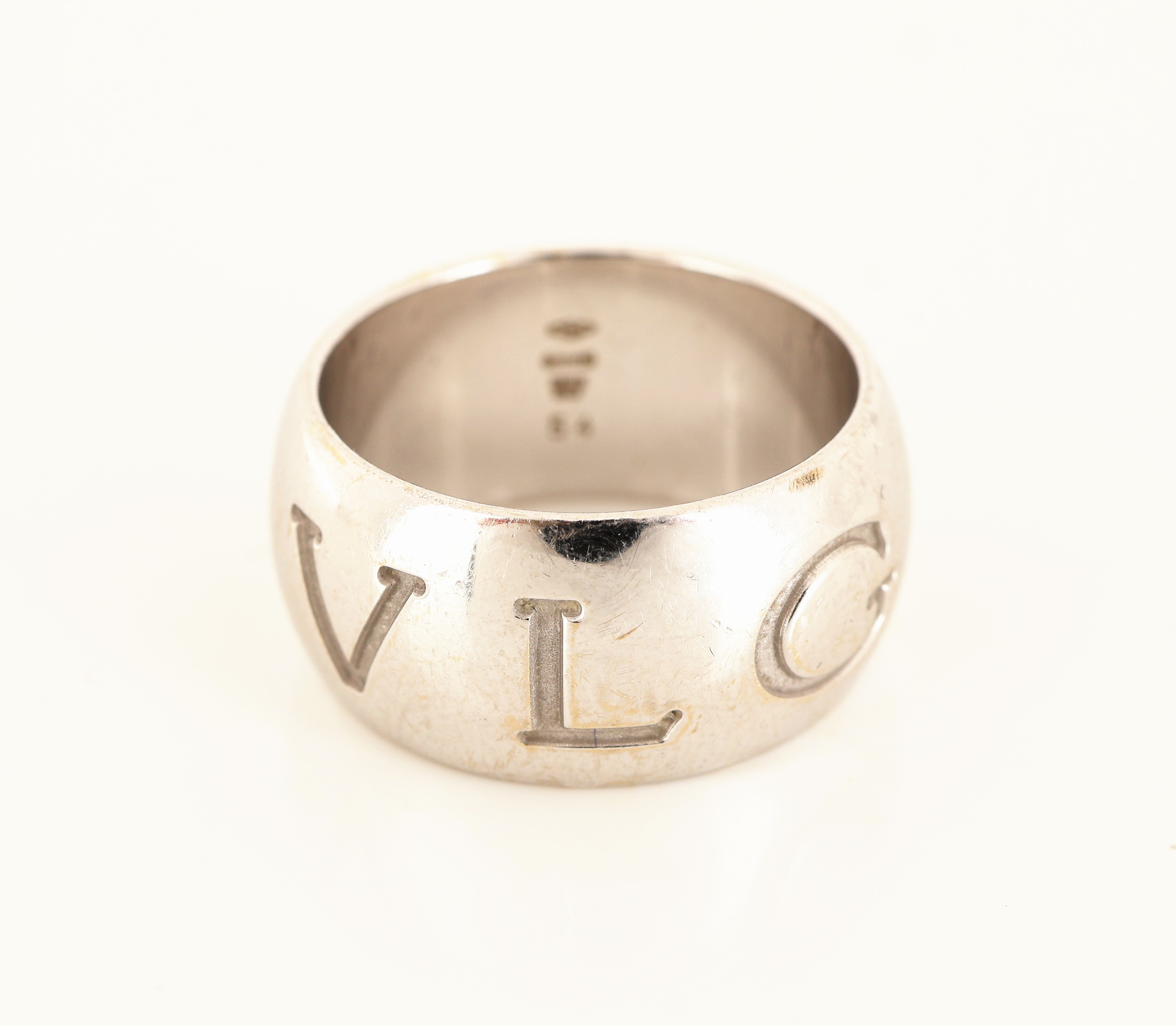 Detail c: 18 kt Gold BULGARI Ring, WG 750/000, Modell Monologo, umlaufender Bulgari Schriftzug, RW 54, ca. 12.8 g, in orig. Etui und Umkarton