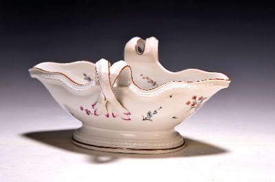 Image Sauciere, Frankenthal, um 1775, gekreuzte Griffe, umlaufendes Lorbeerband um Fuß und ...